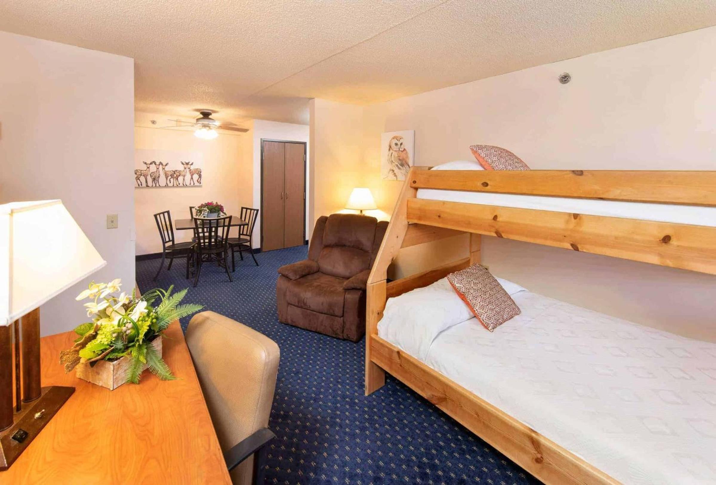 Double Queen with Twin/Full Bunk Bed - Photo 3