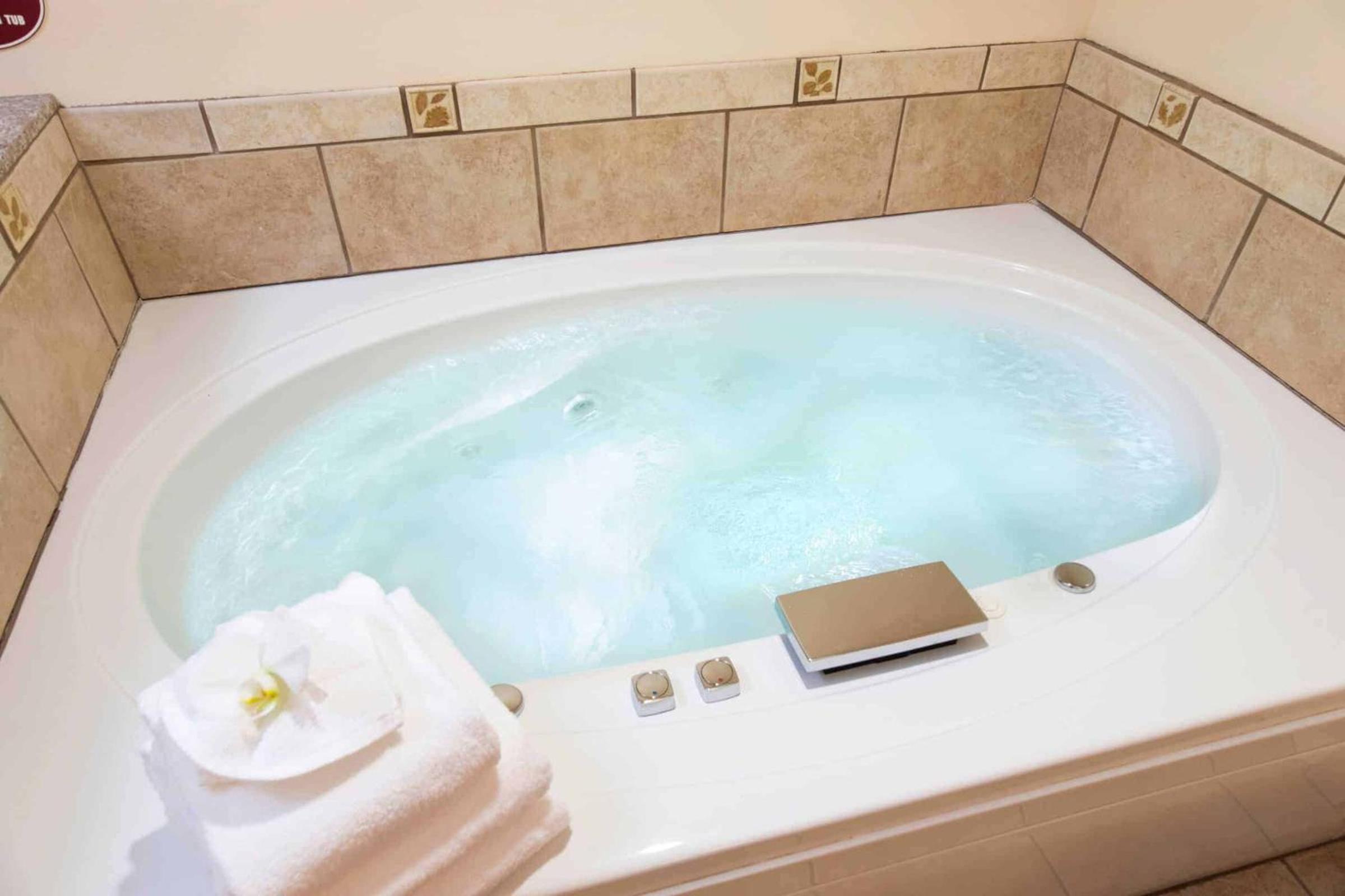 King Room with Spa Bath - Photo 2