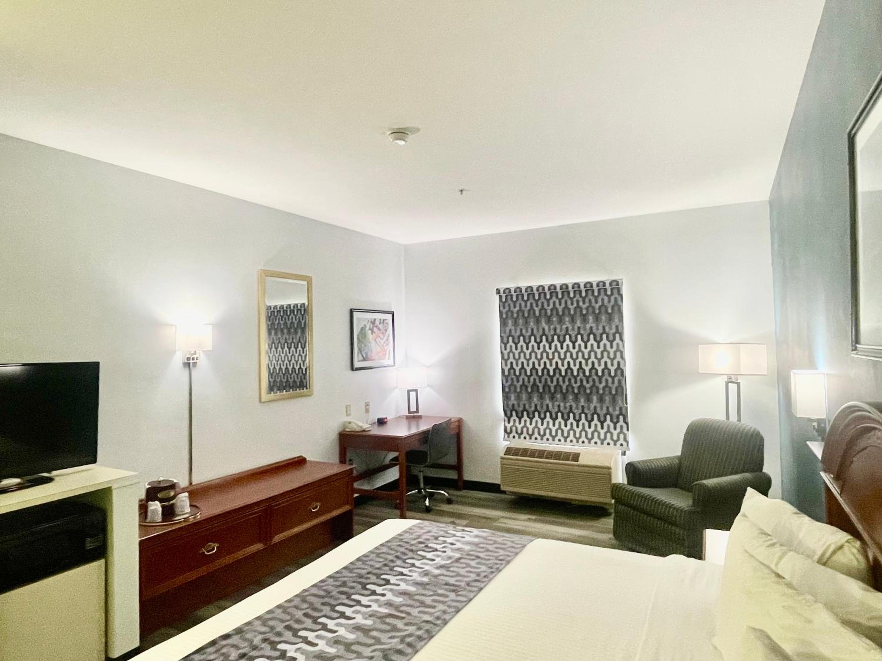 Standard King Room - Non-Smoking  - Photo 3