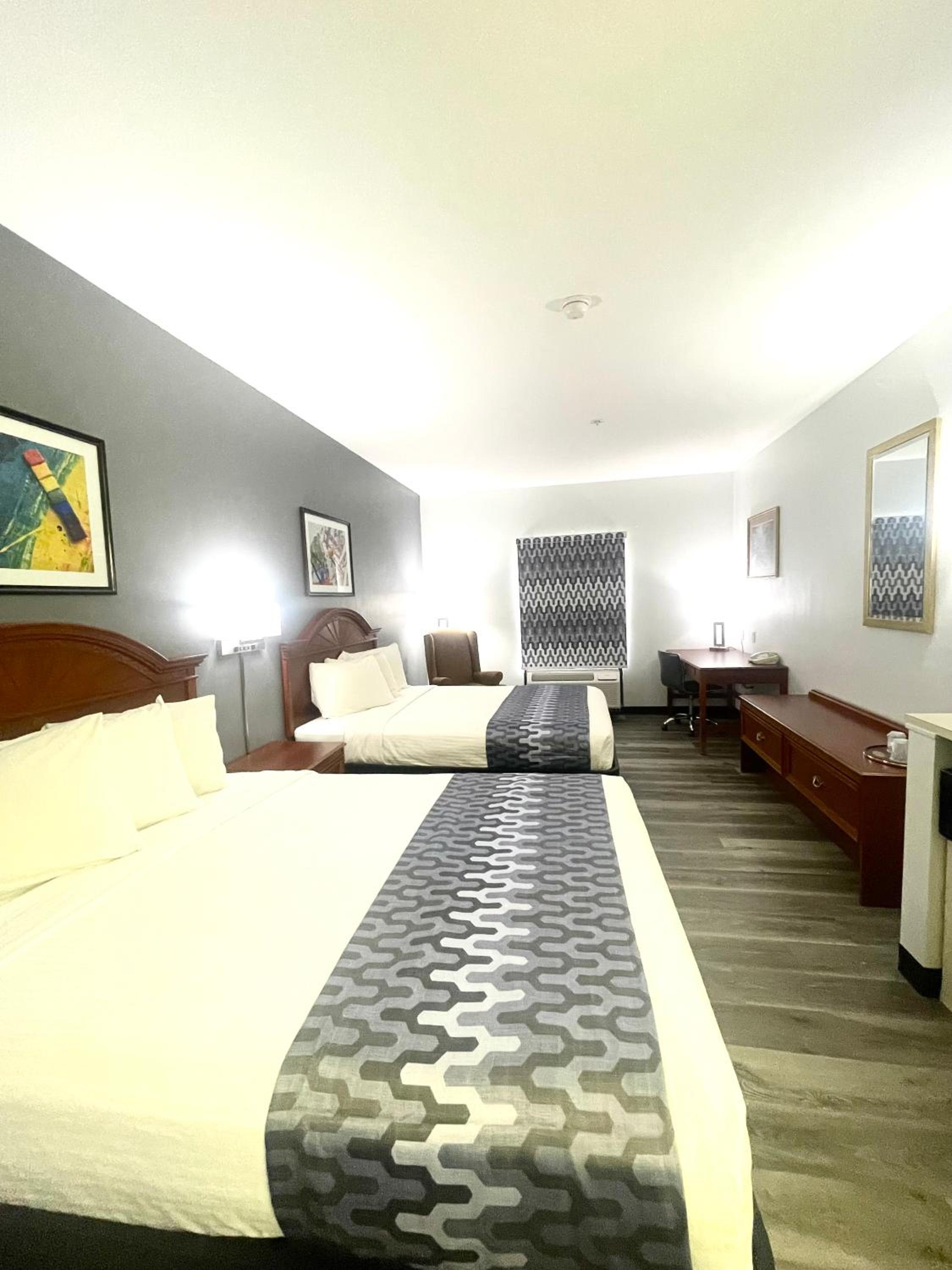 Queen Room with Two Queen Beds - Non-Smoking - Photo 2