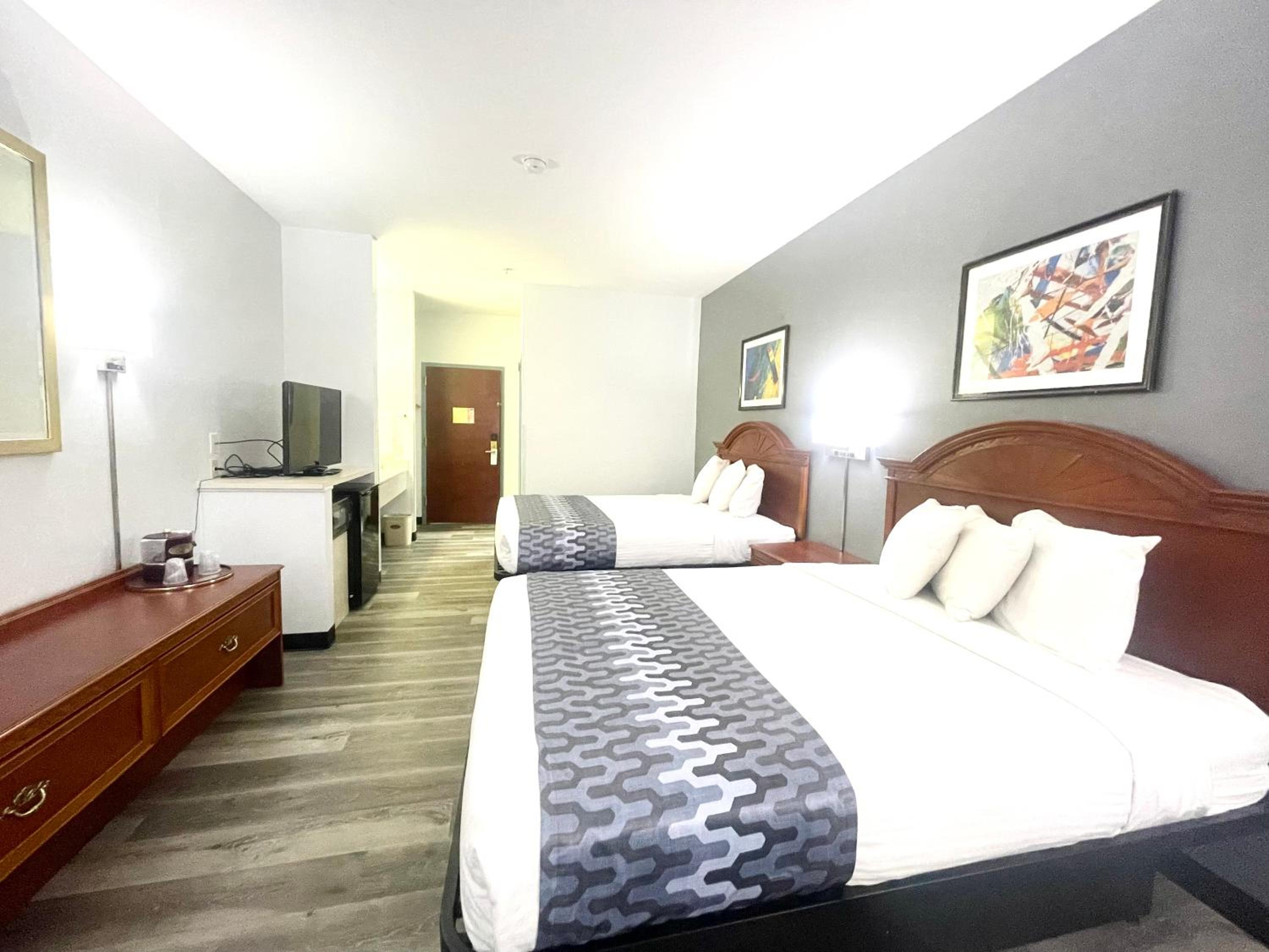 Queen Room with Two Queen Beds - Non-Smoking - Photo 1