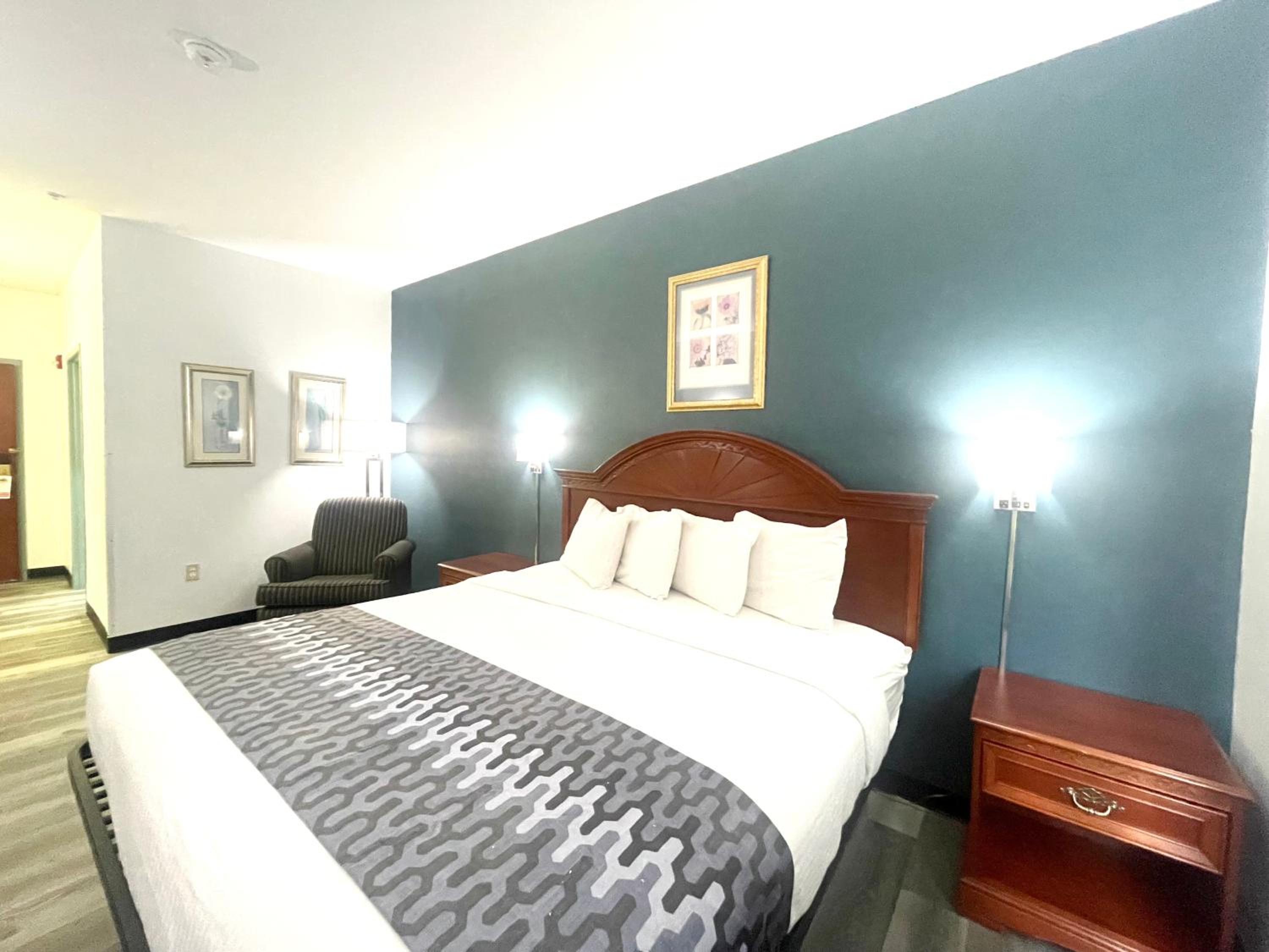 Standard King Room - Non-Smoking  - Photo 2