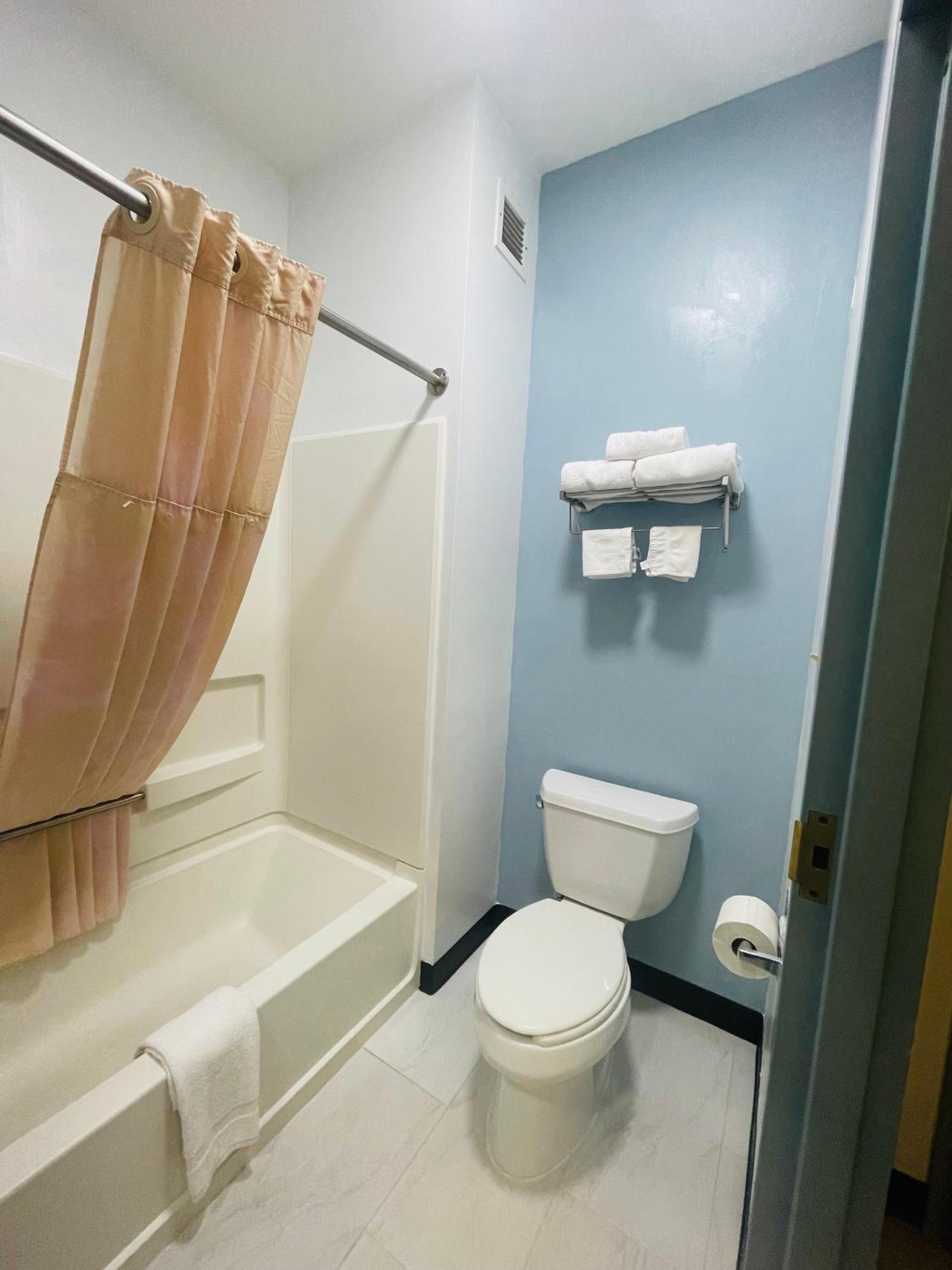 Standard King Room - Non-Smoking  - Photo 6
