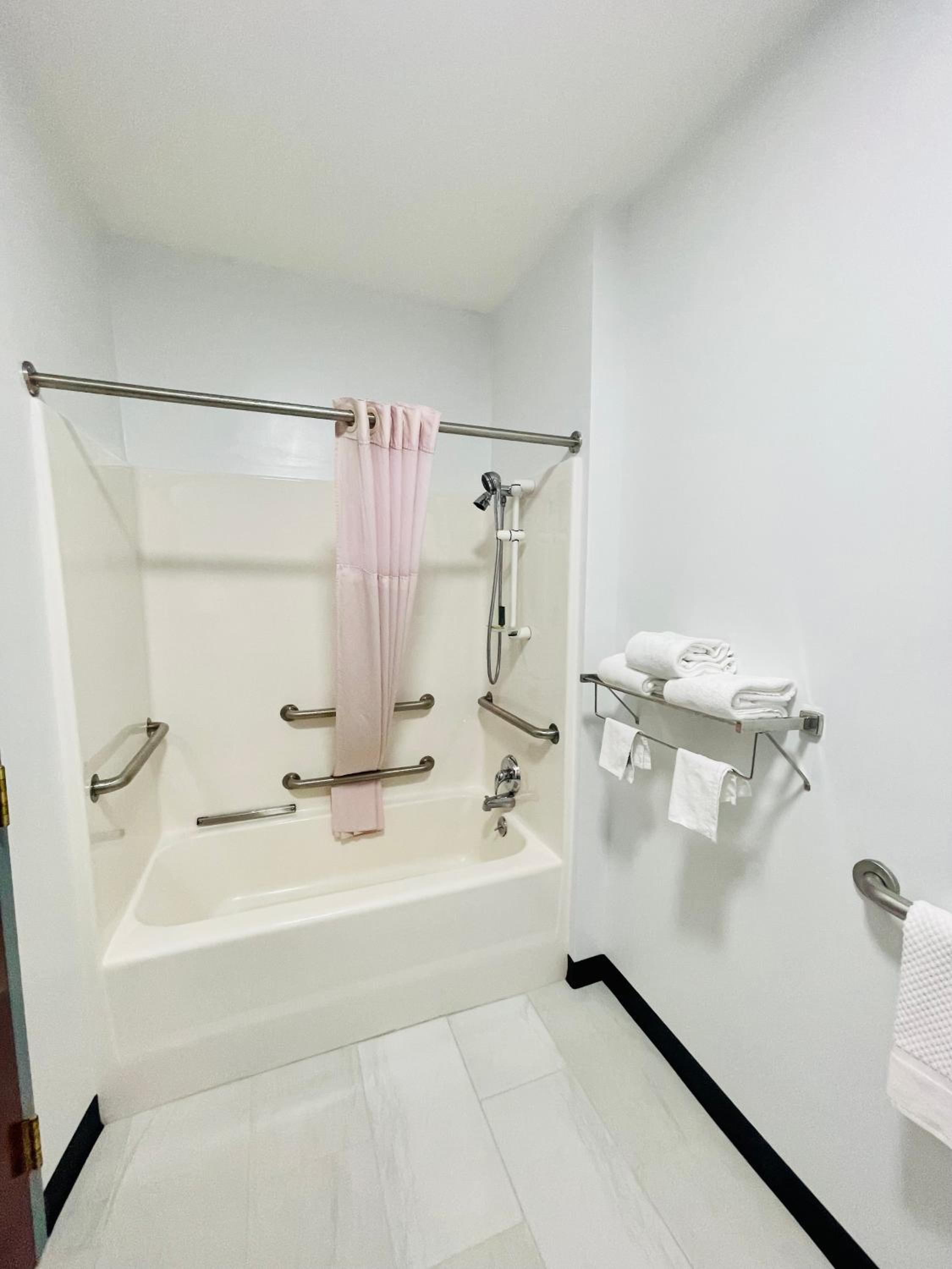 King Suite - Non-Smoking - Photo 8