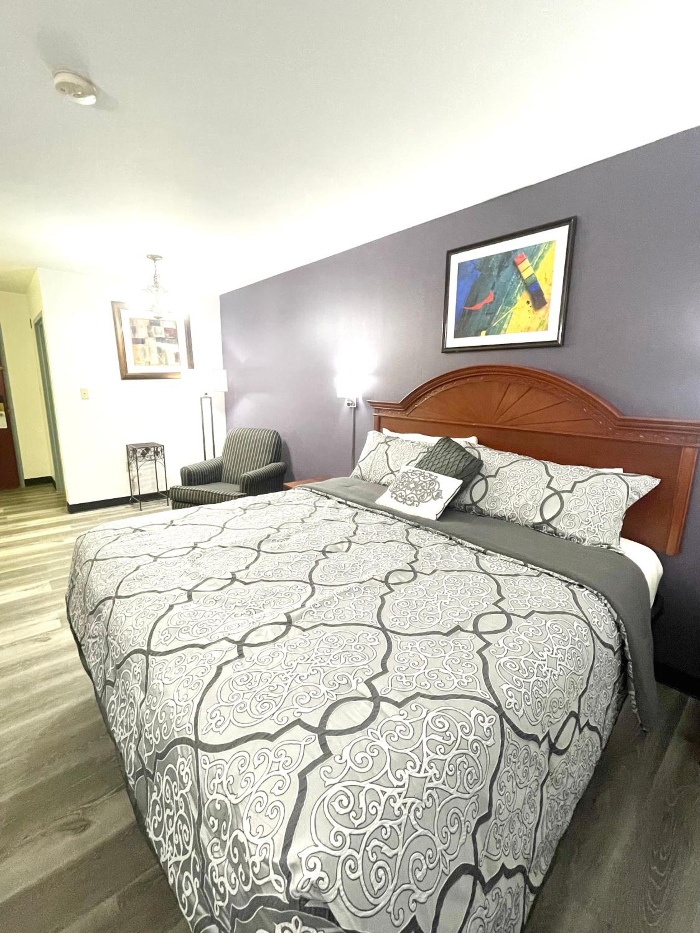 King Suite - Non-Smoking - Photo 4