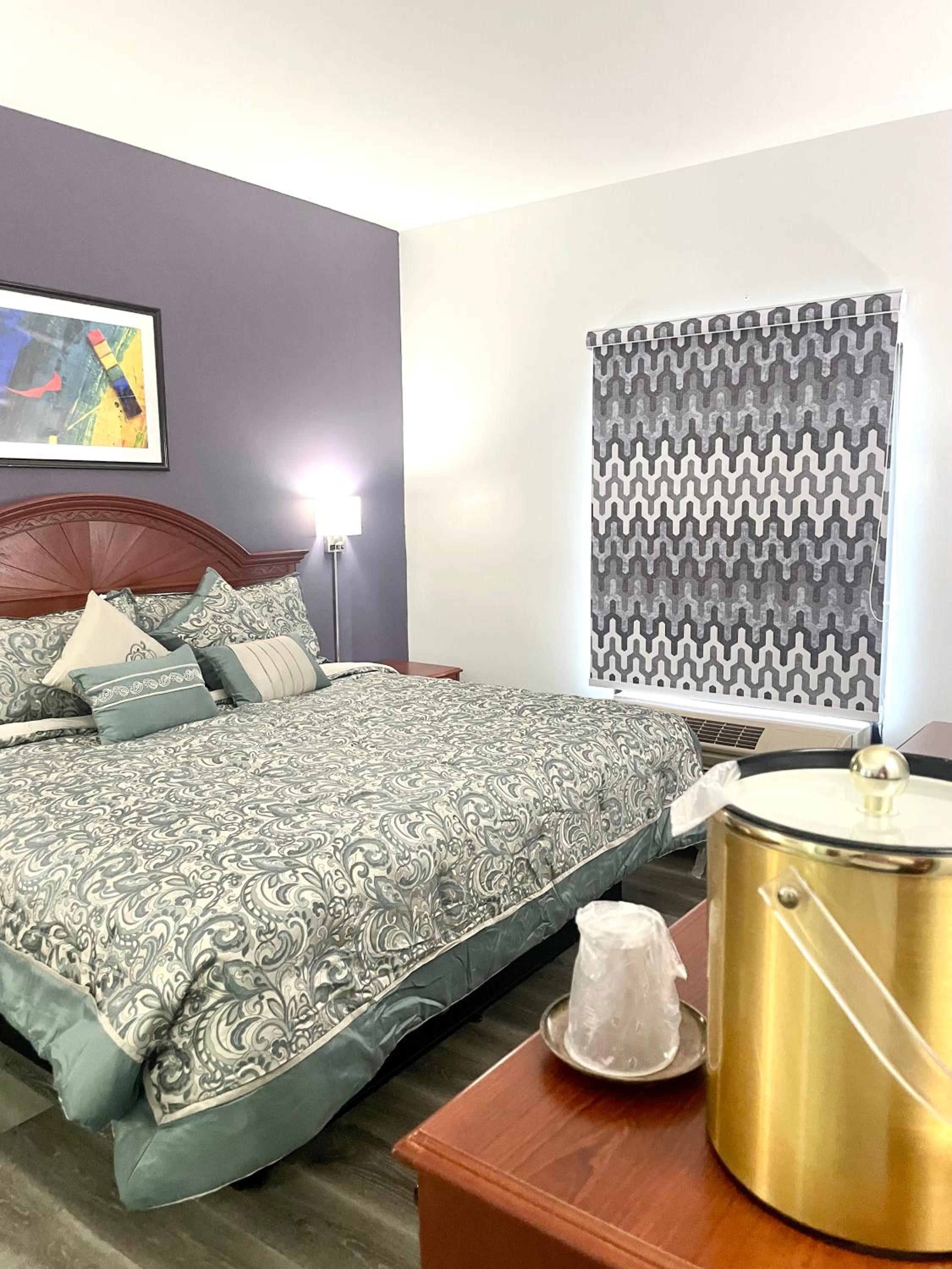 King Suite - Non-Smoking - Photo 3