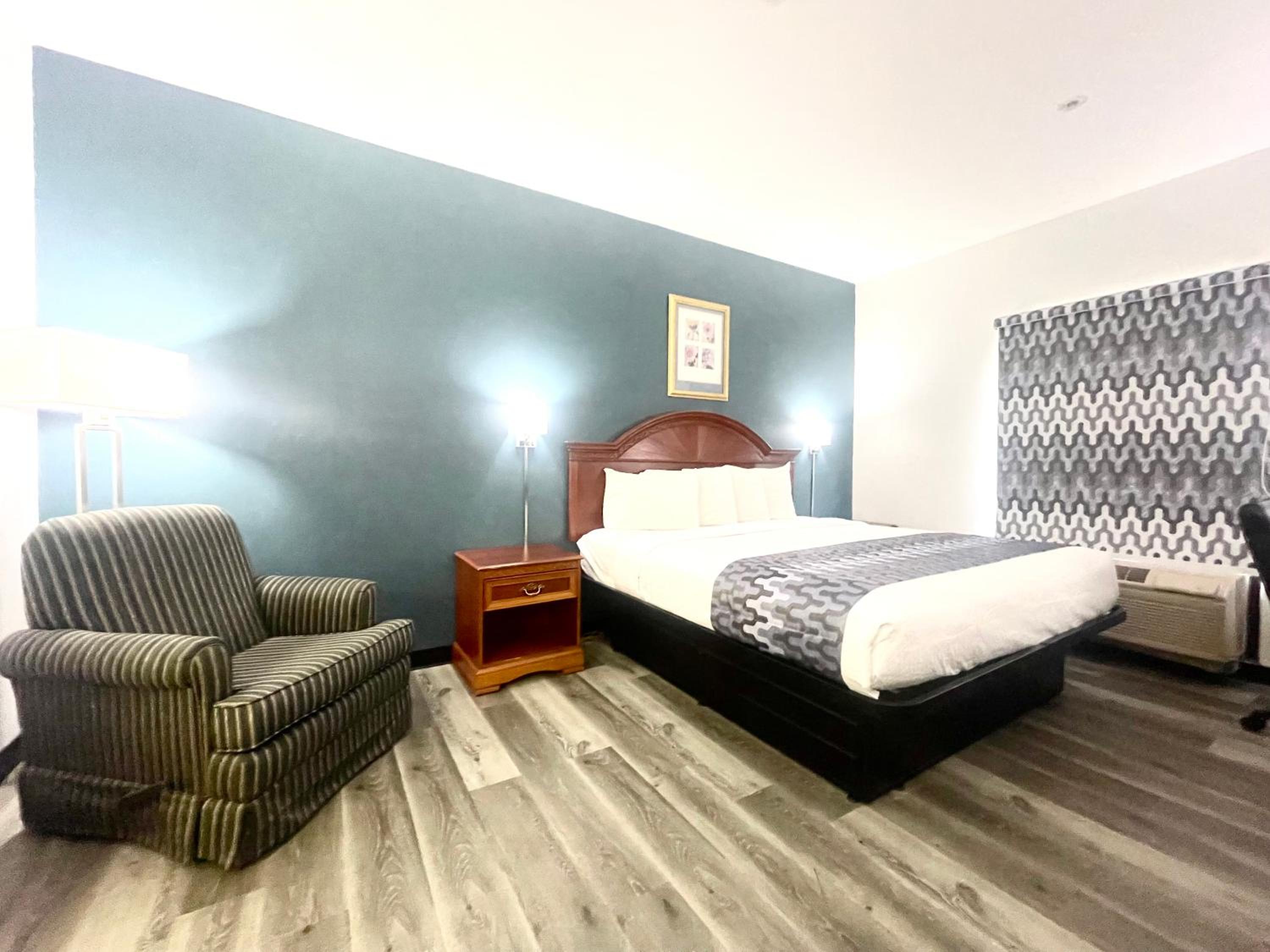 Standard King Room - Non-Smoking  - Photo 5