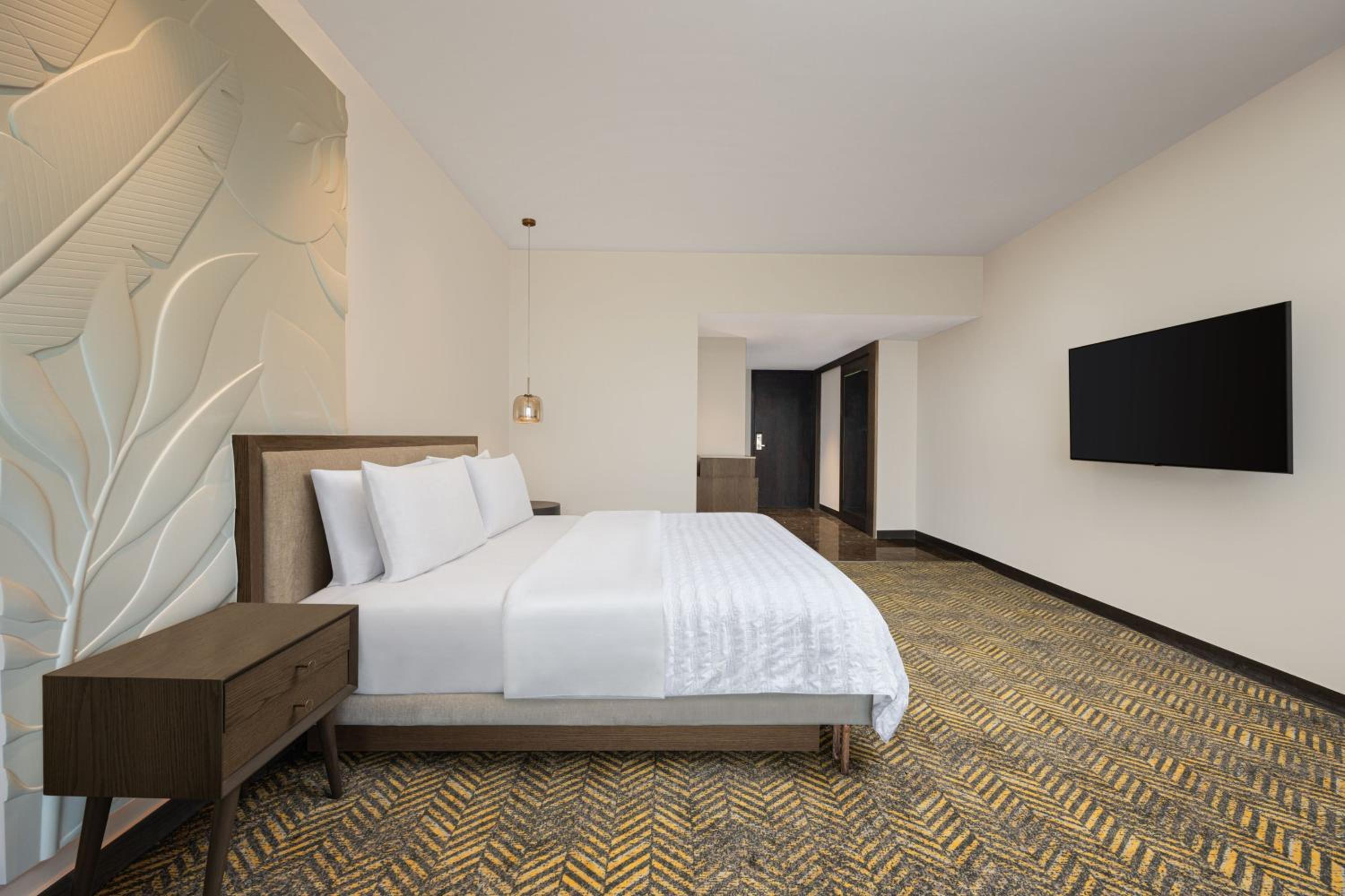Club King Room with Lounge Access from 7pm - 9pm with complimentary in-house selection of liquor I 2 pints of beer and 2 pieces of laundry per day on non-cumulative basis