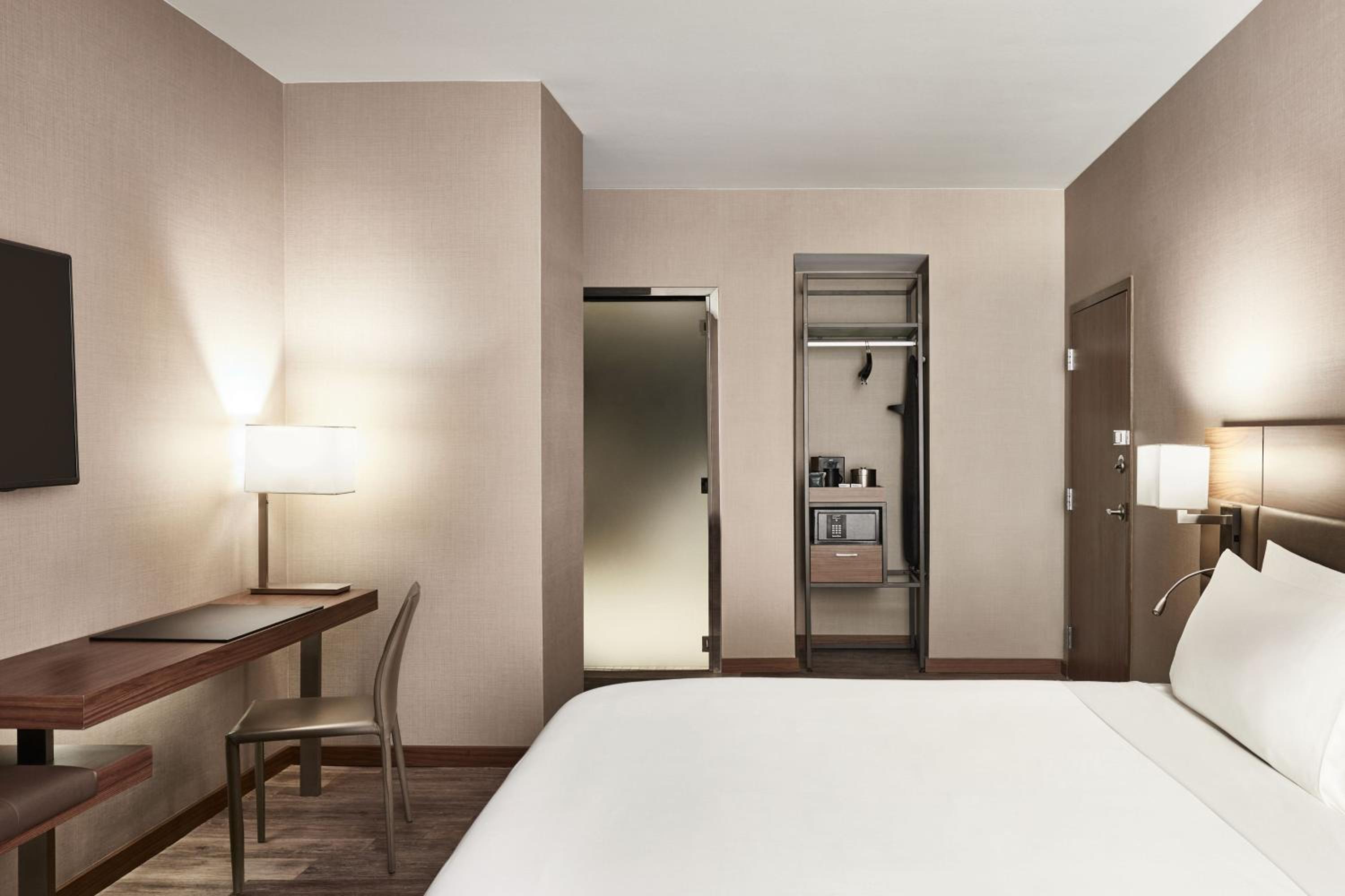 One-Bedroom King Suite with Sofa Bed - Photo 5