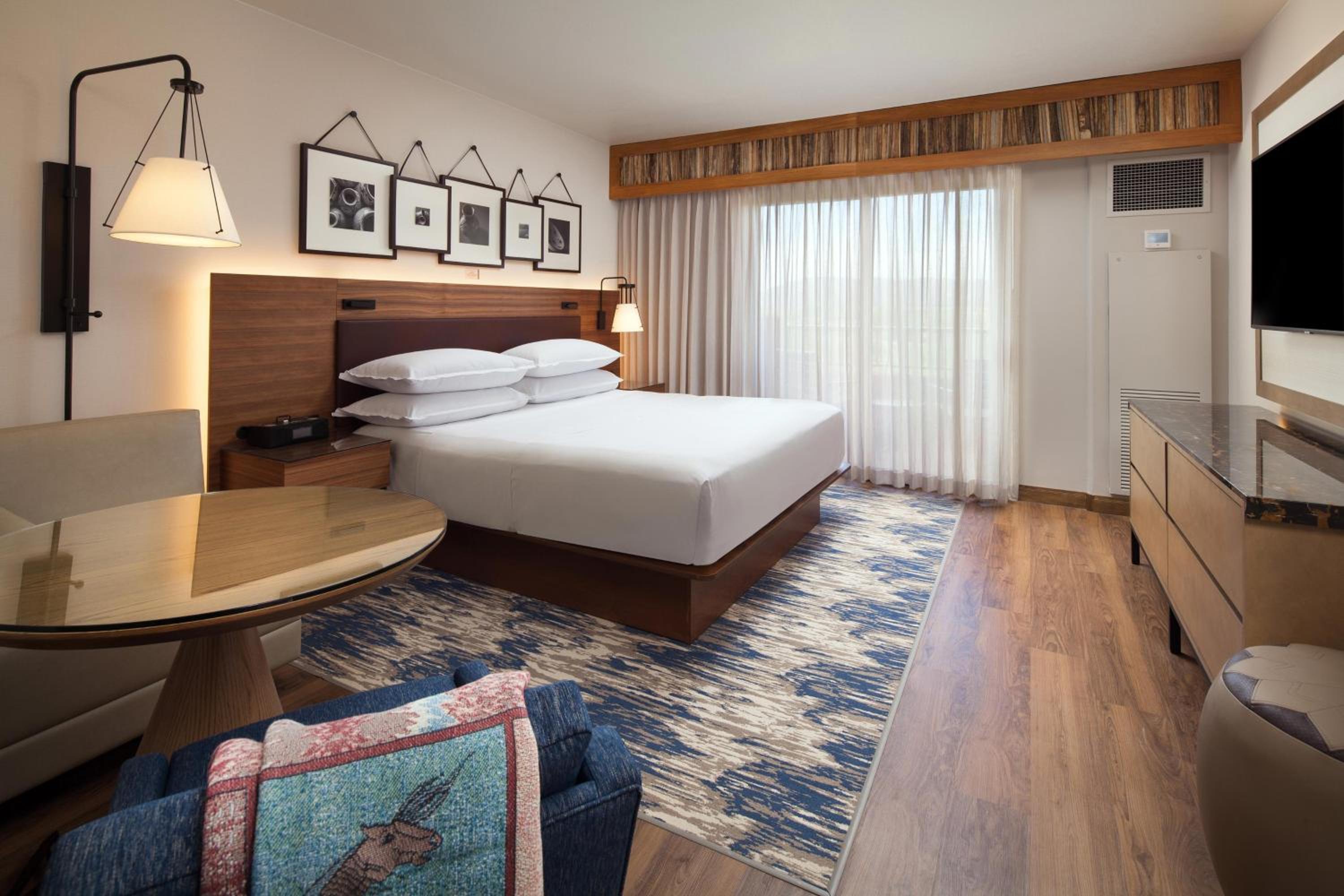 Deluxe King Room with One King Bed and Bath Tub (Non Smoking) (Accessible) photo 1
