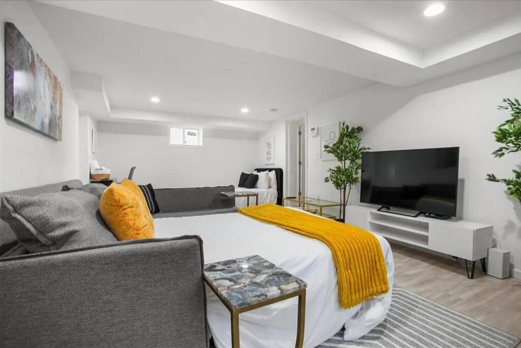 One-Bedroom Guest Suite With a Full Kitchen photo 2