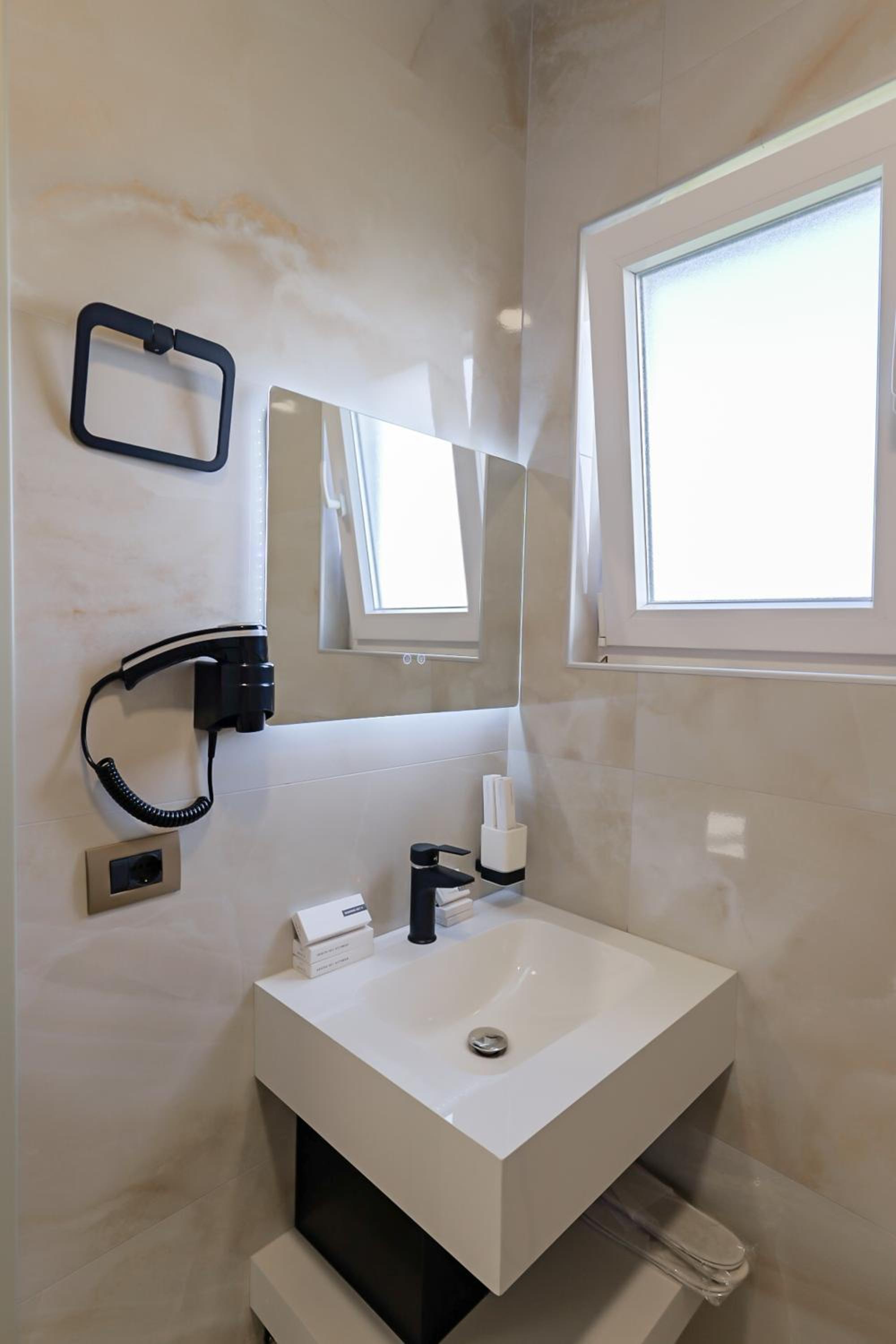 Deluxe Double Room with Balcony and Sea View photo 3