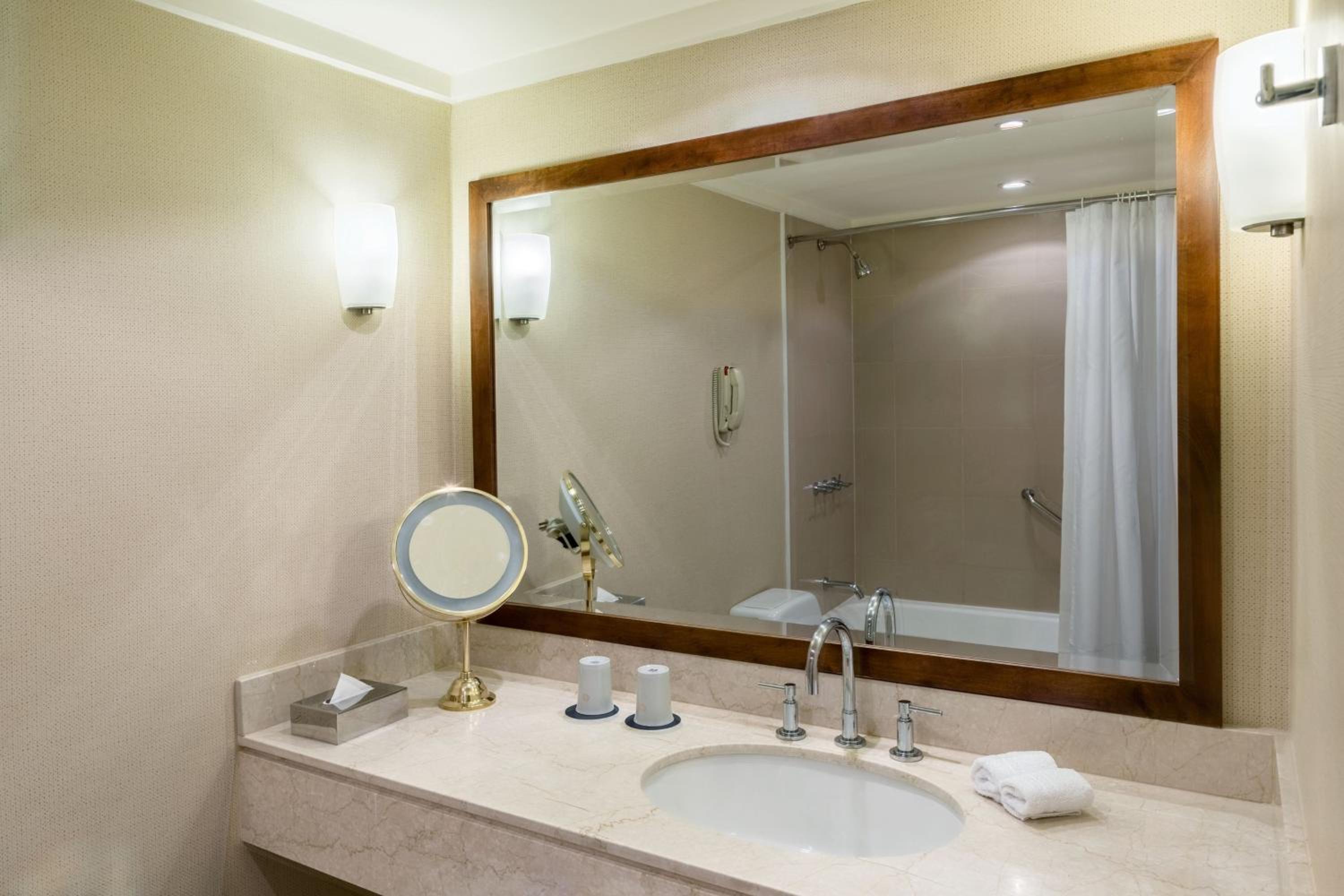 Single Room – Club Lounge Access/High Floor