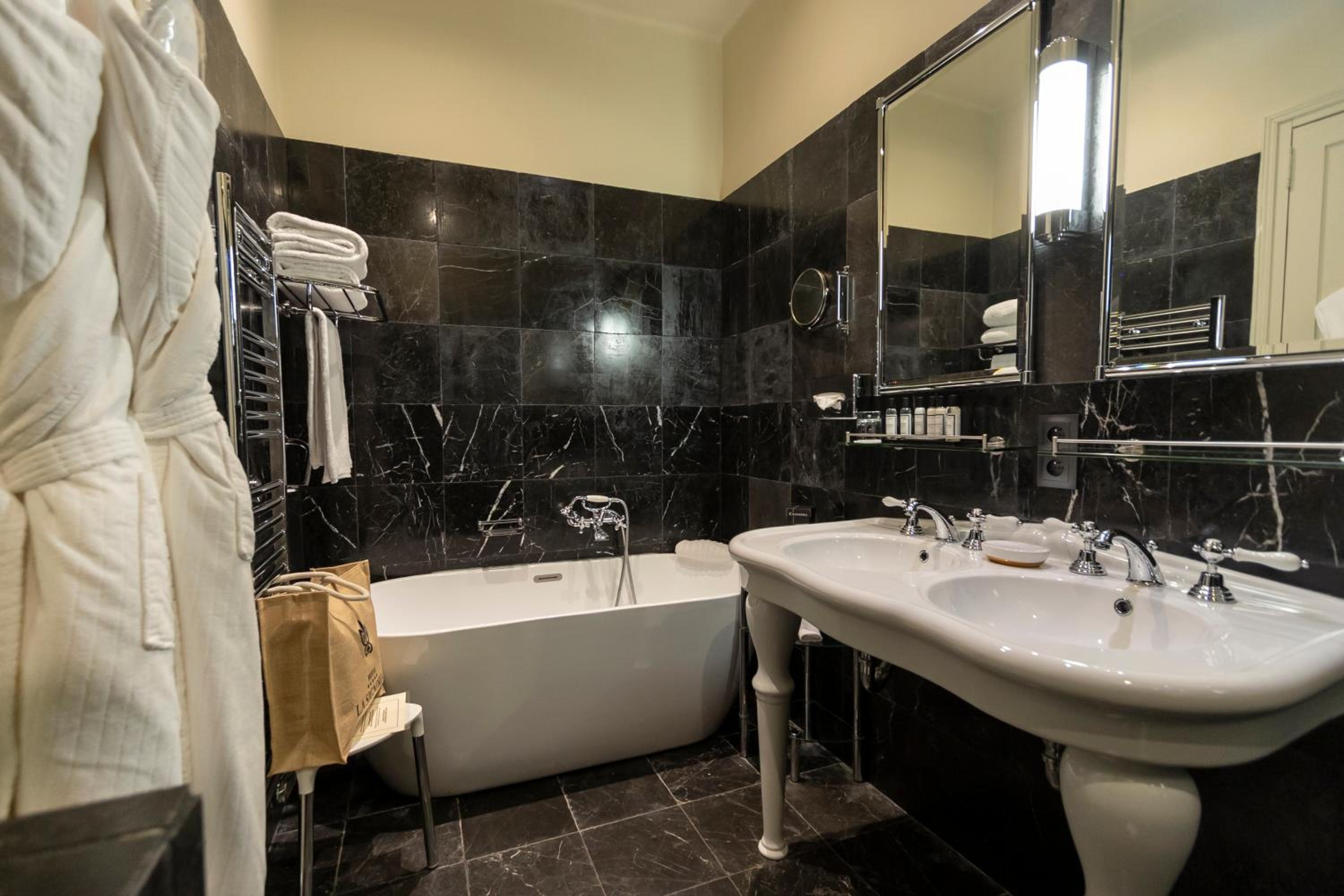 Suite Demeure - Garden View - Photo 11