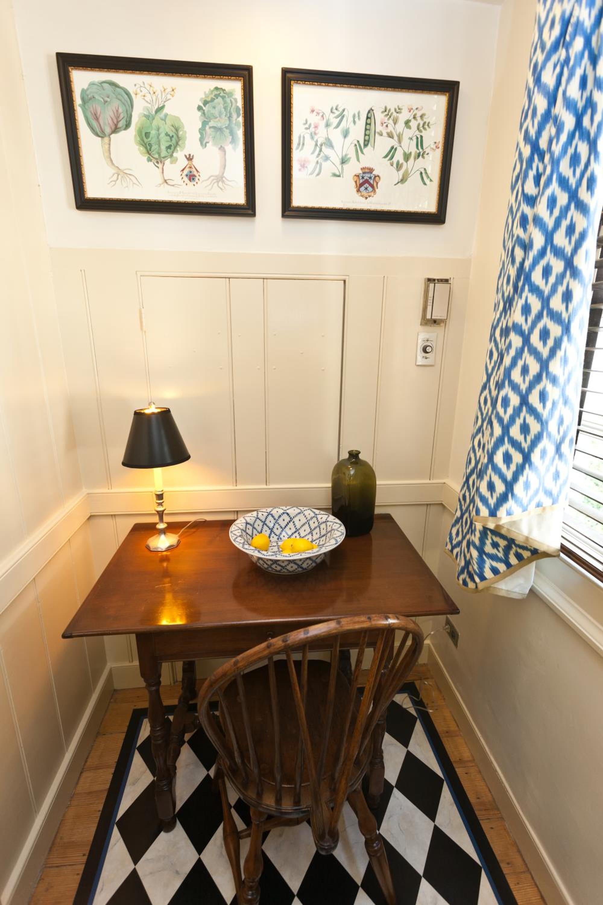 One-Bedroom and Living Room Standalone Colonial House  photo 2
