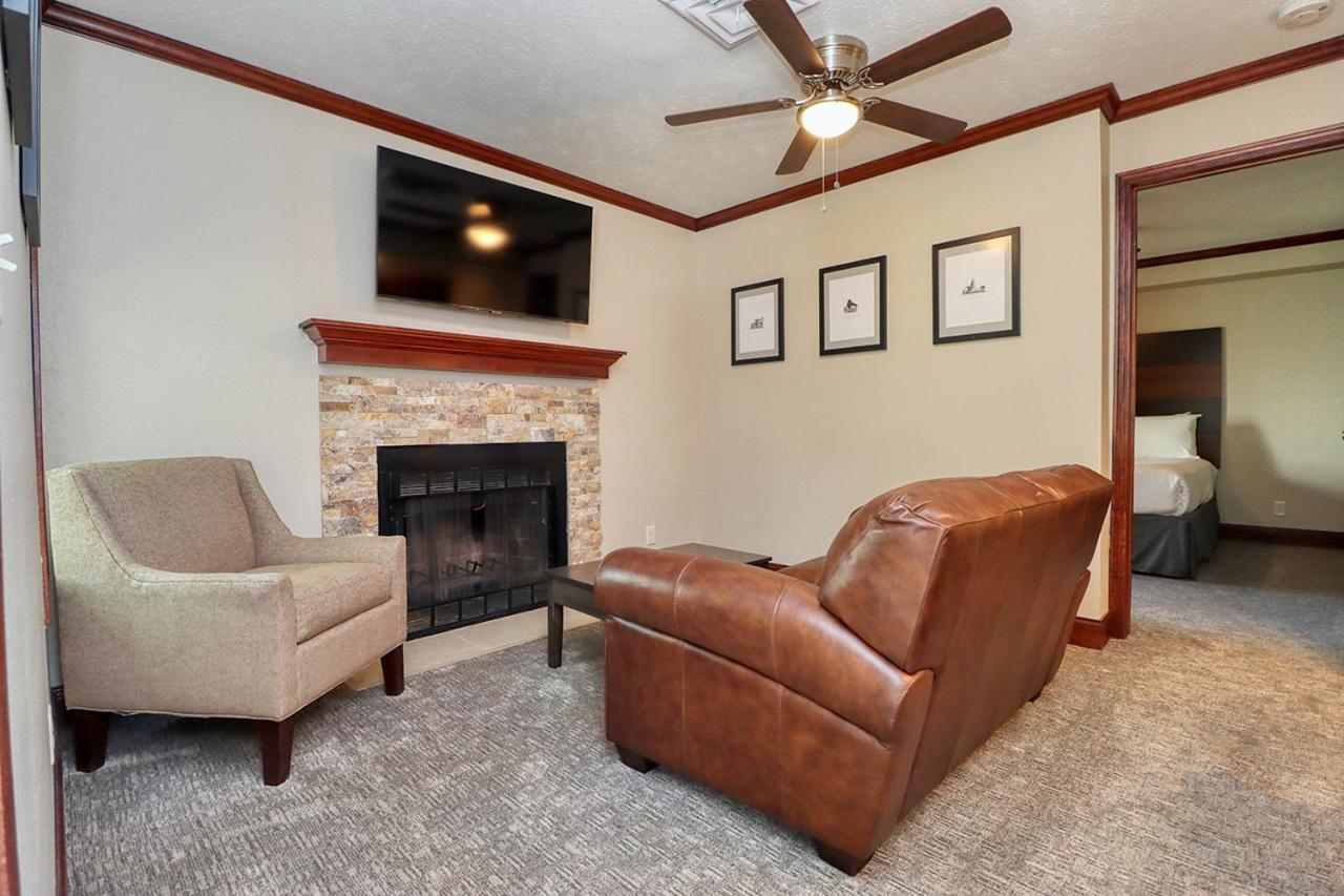 Deluxe King Suite