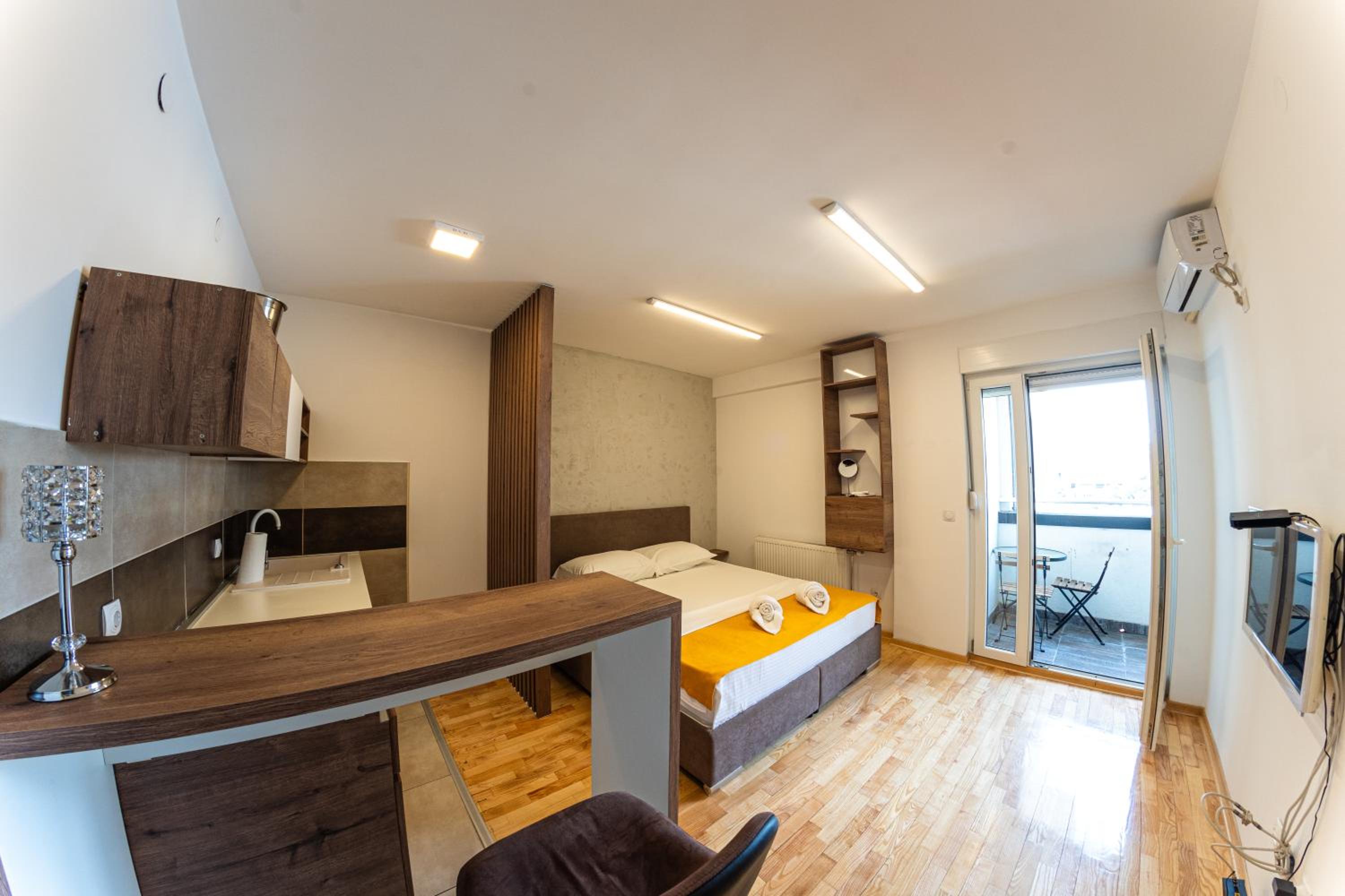 Studio with Balcony - Photo 2