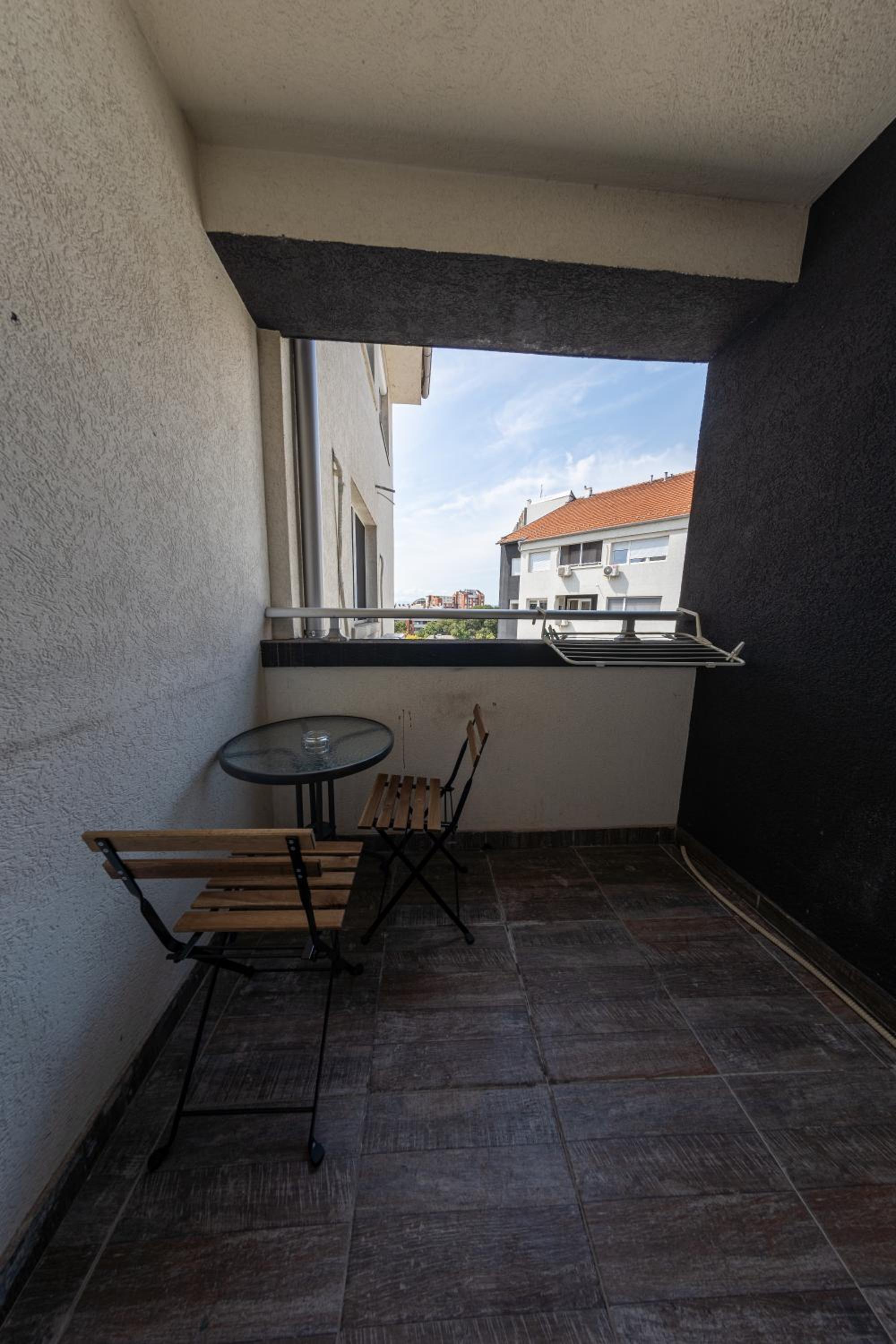 Studio with Balcony - Photo 6