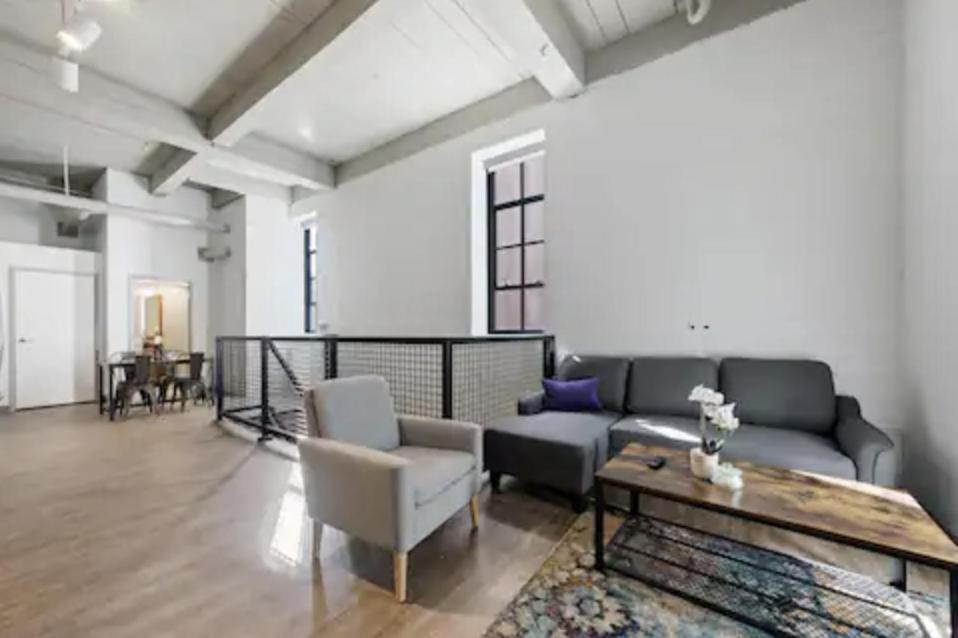 One-Bedroom Loft Apartment with One Queen Bed