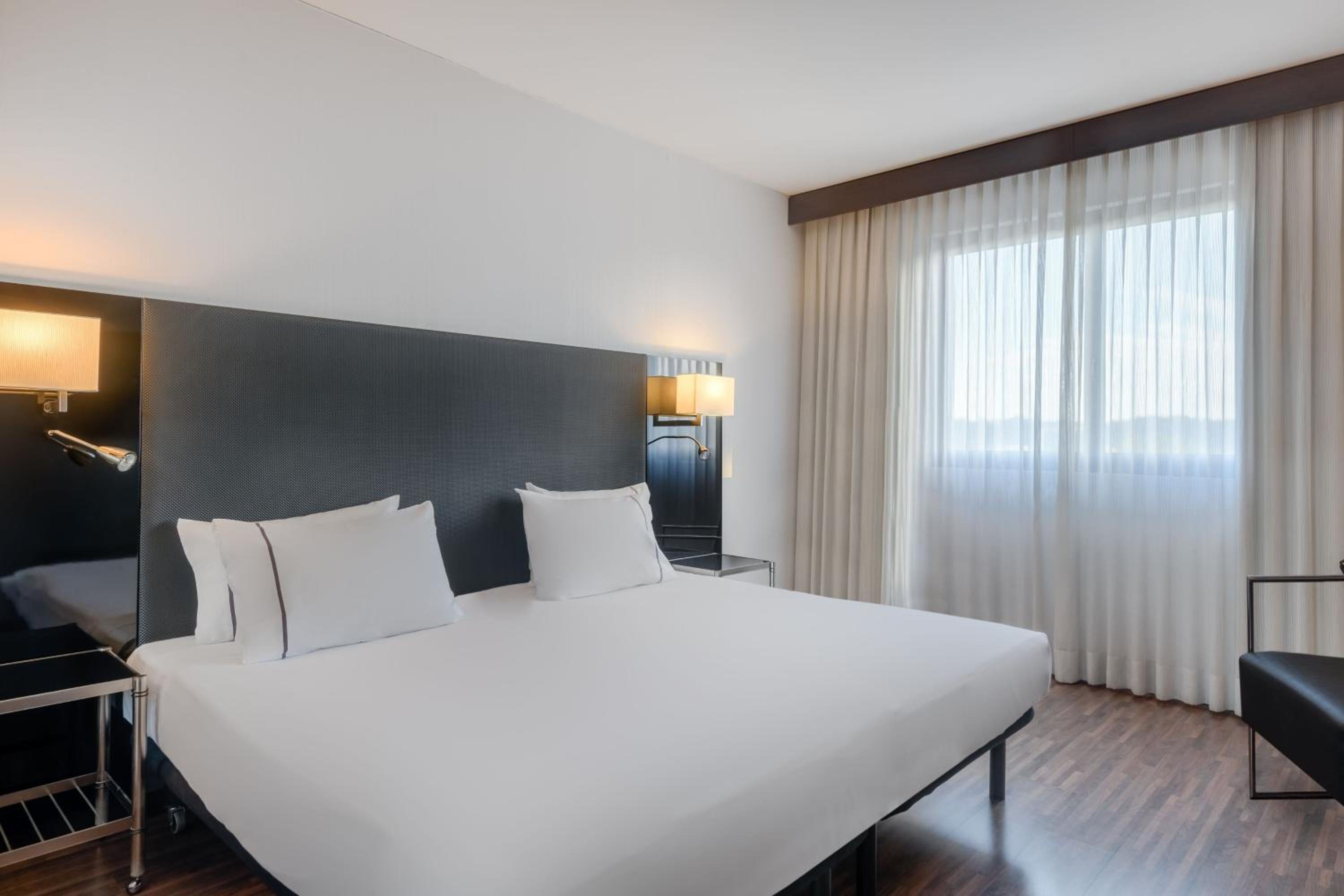 Standard King Room, Guest room, 1 King - Photo 4