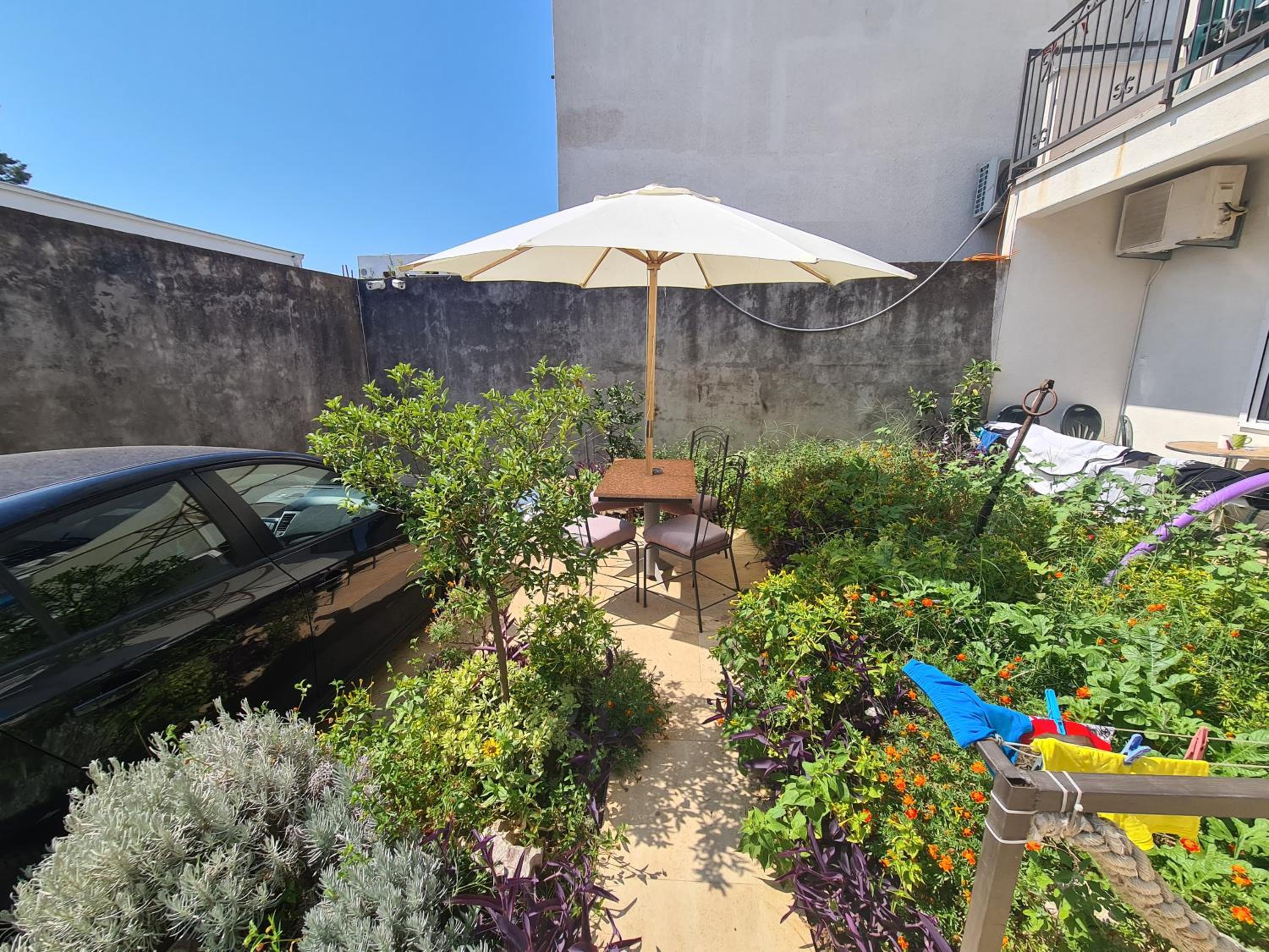 One-Bedroom Apartment with Garden View photo 2