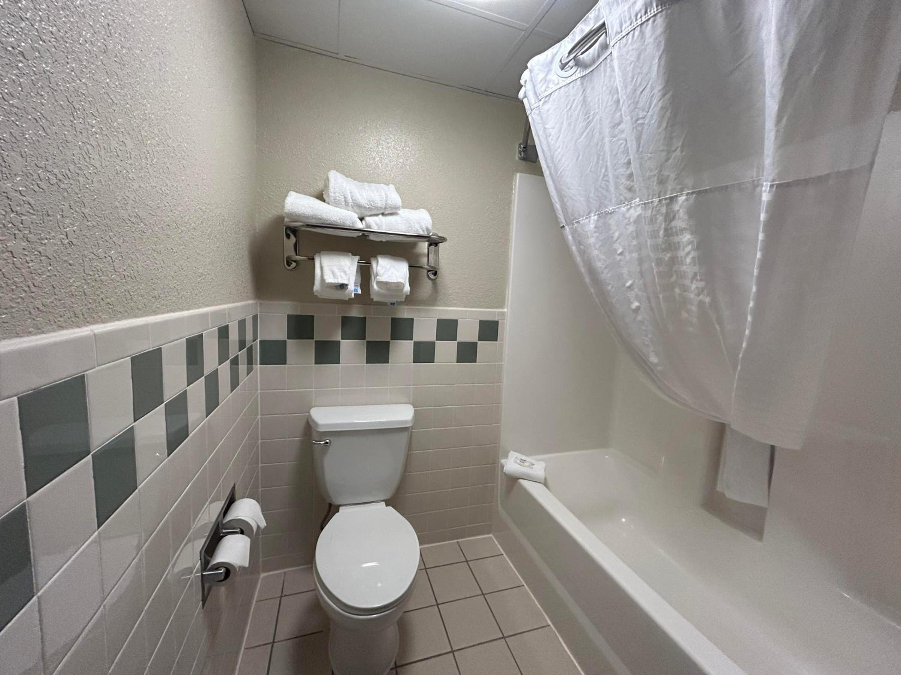 Business King Room - Pet Friendly photo 2