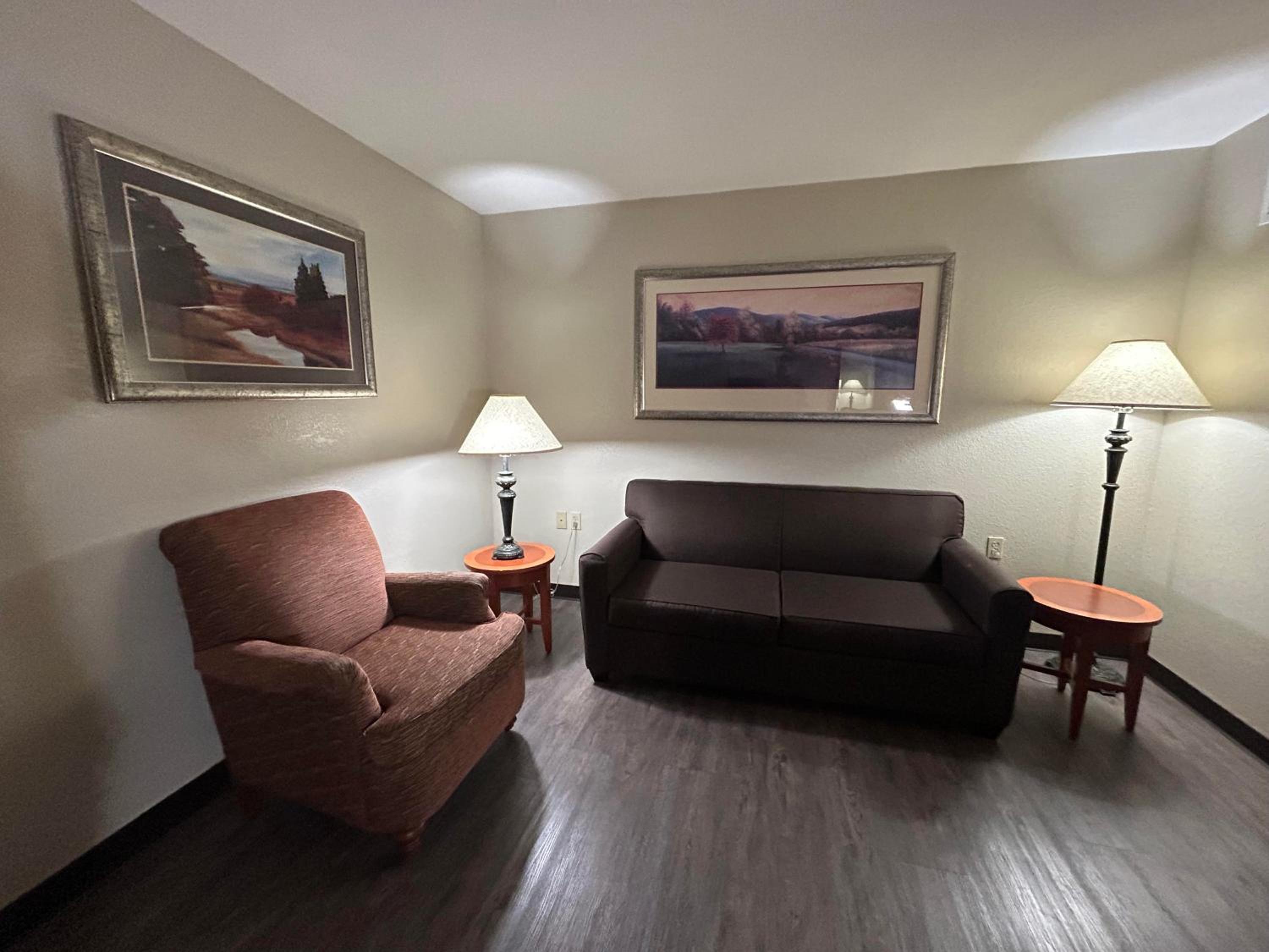 Queen Room with Two Queen Beds - Pet Friendly photo 3