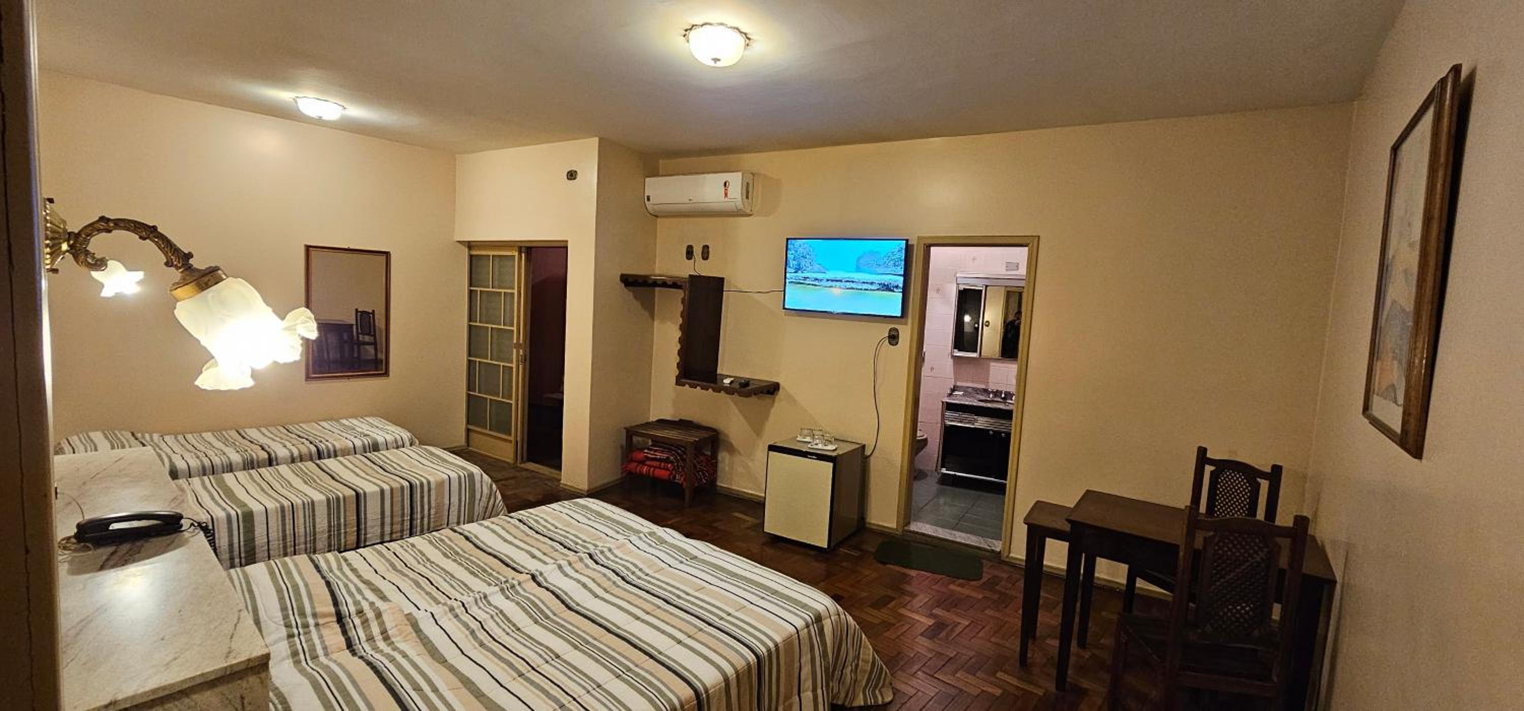 Quadruple Room with Private Bathroom - Photo 4