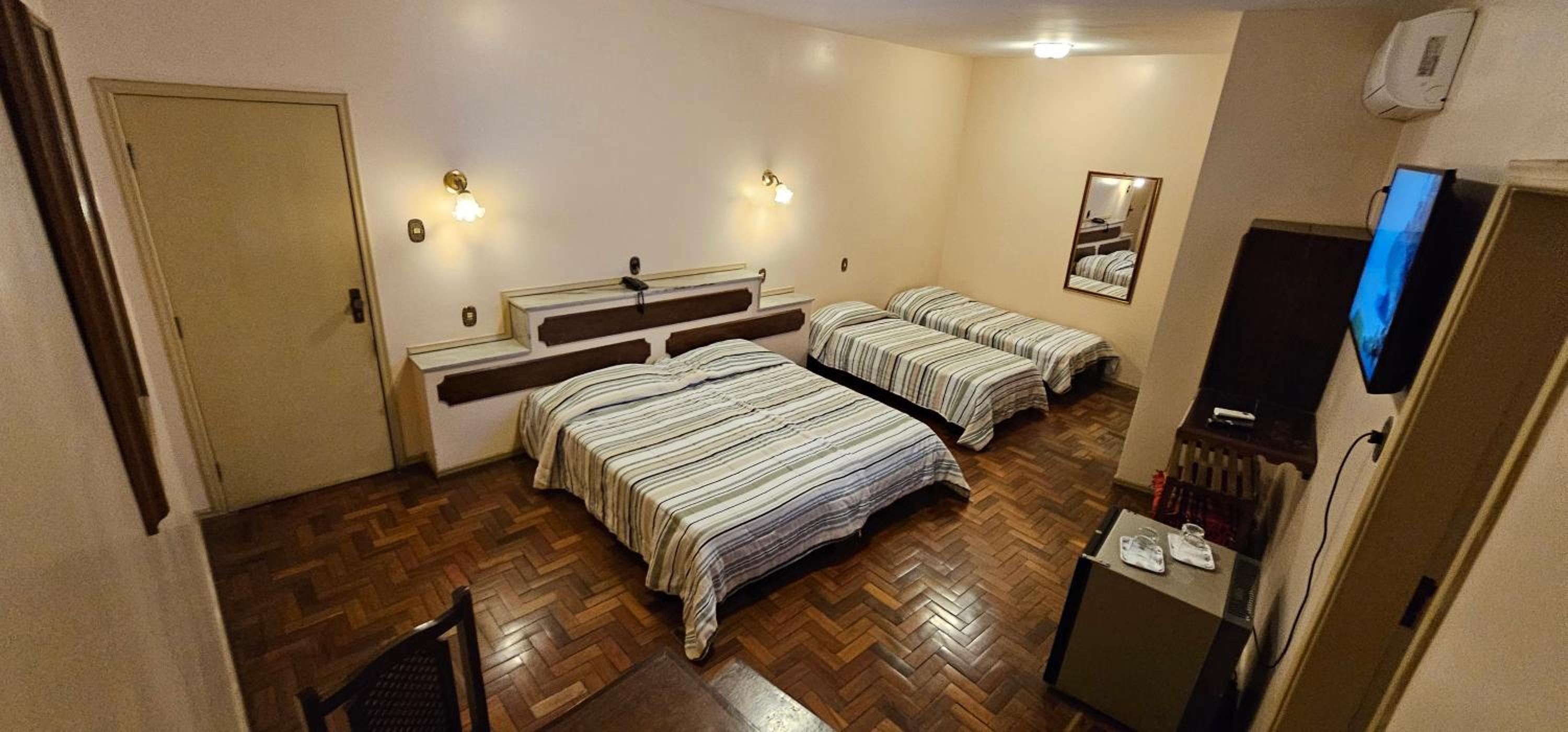 Quadruple Room with Private Bathroom - Photo 3