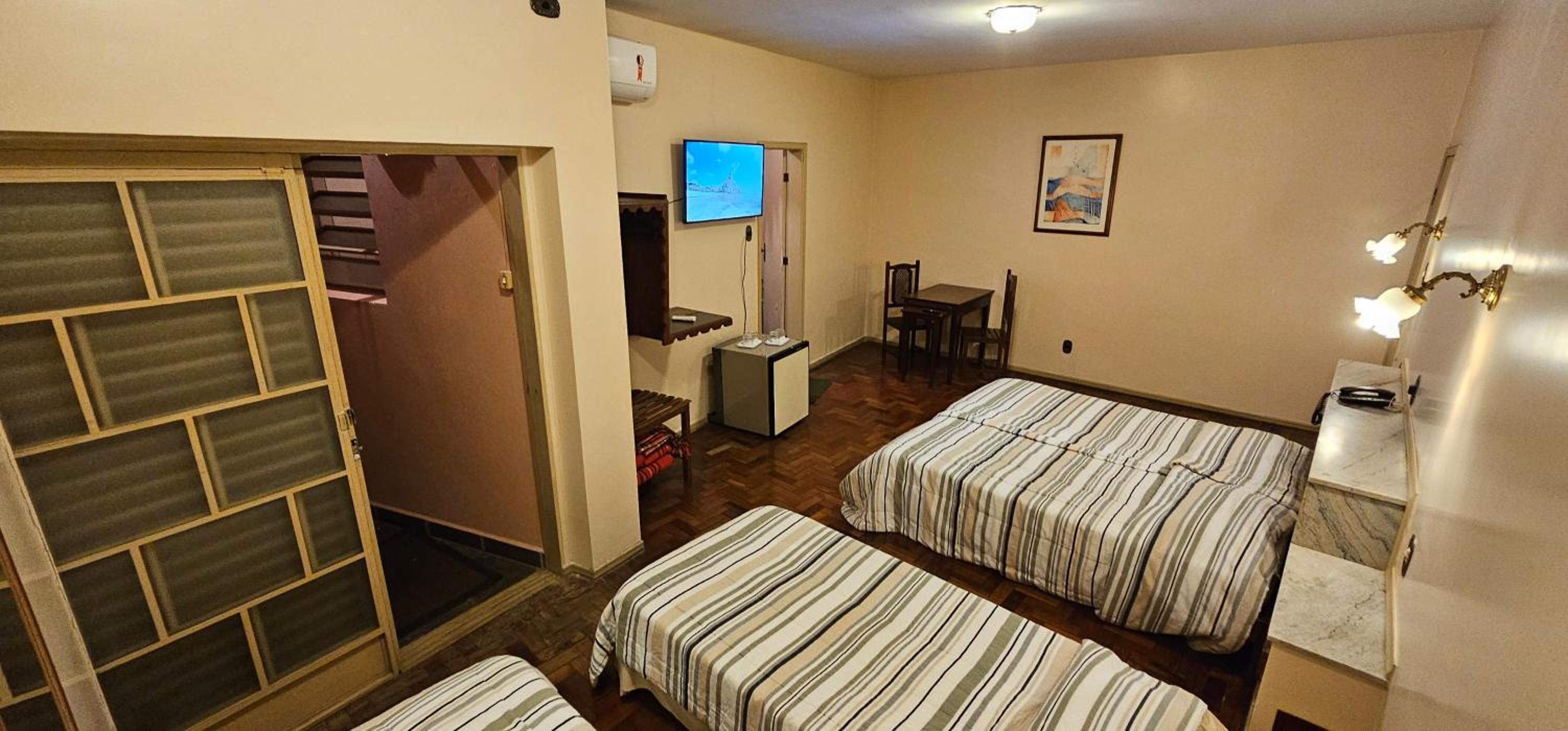 Quadruple Room with Private Bathroom - Photo 2