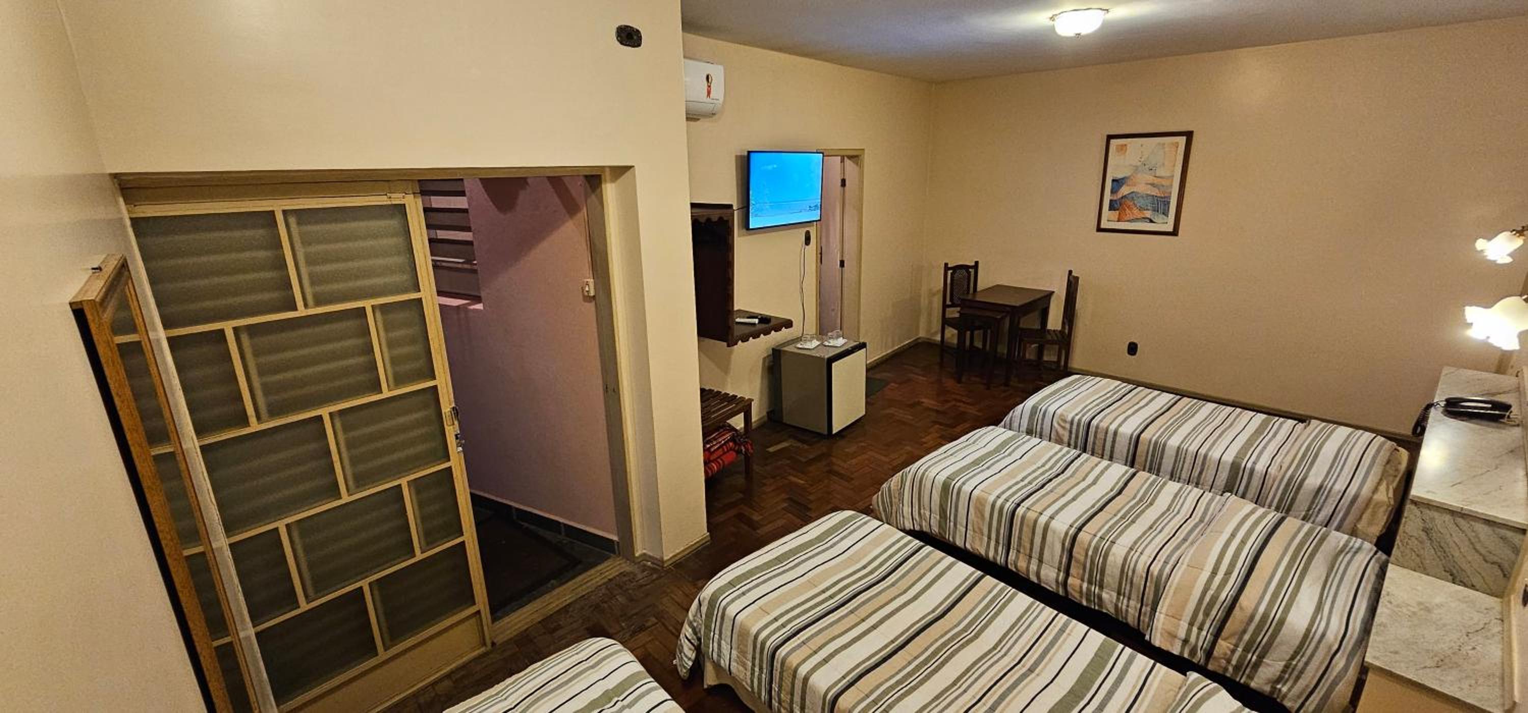 Quadruple Room with Private Bathroom - Photo 6