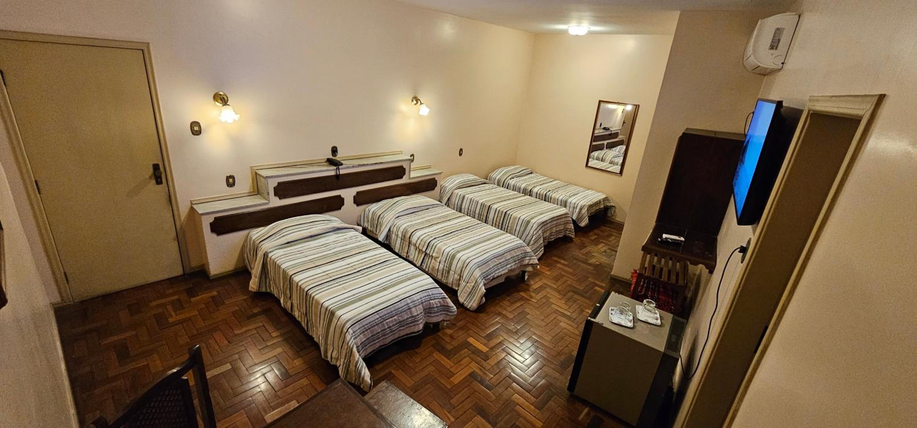 Quadruple Room with Private Bathroom - Photo 7