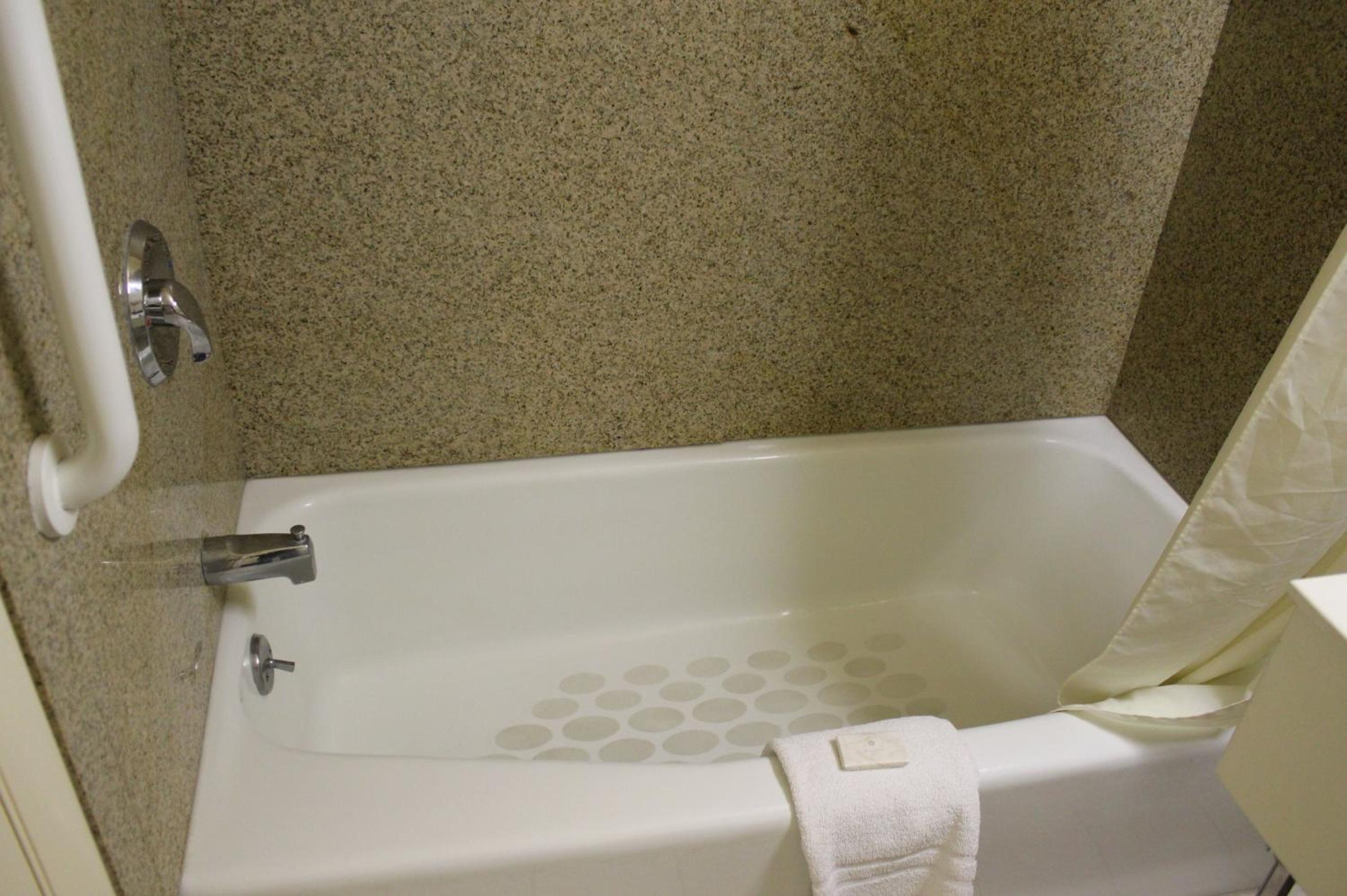 Queen Room with Two Queen Beds - Non-Smoking (4 Adults) - Photo 5
