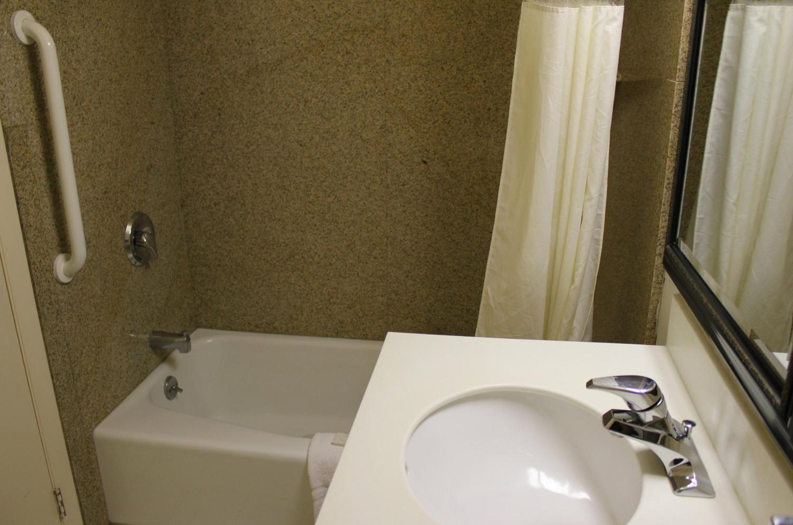Queen Room with Two Queen Beds - Non-Smoking (4 Adults) - Photo 4
