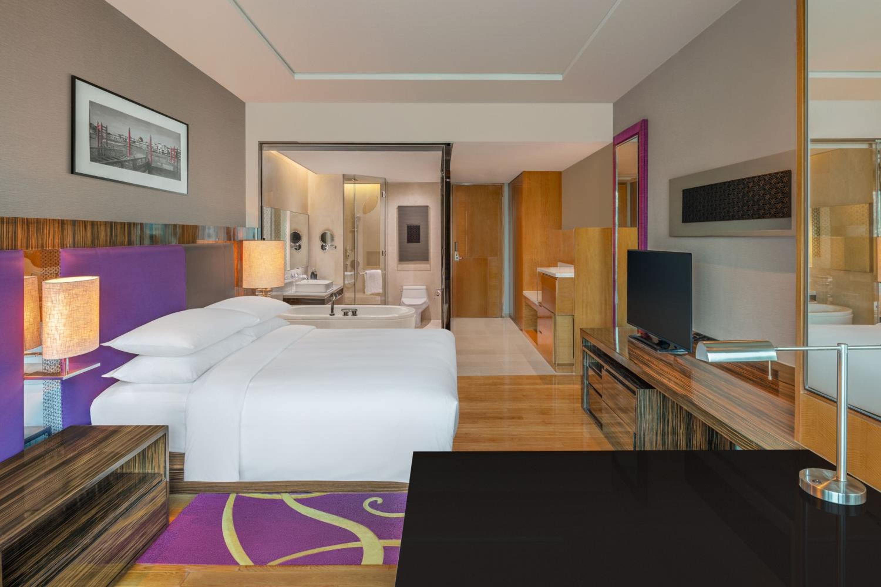 Deluxe Room, King Bed thumbnail 5