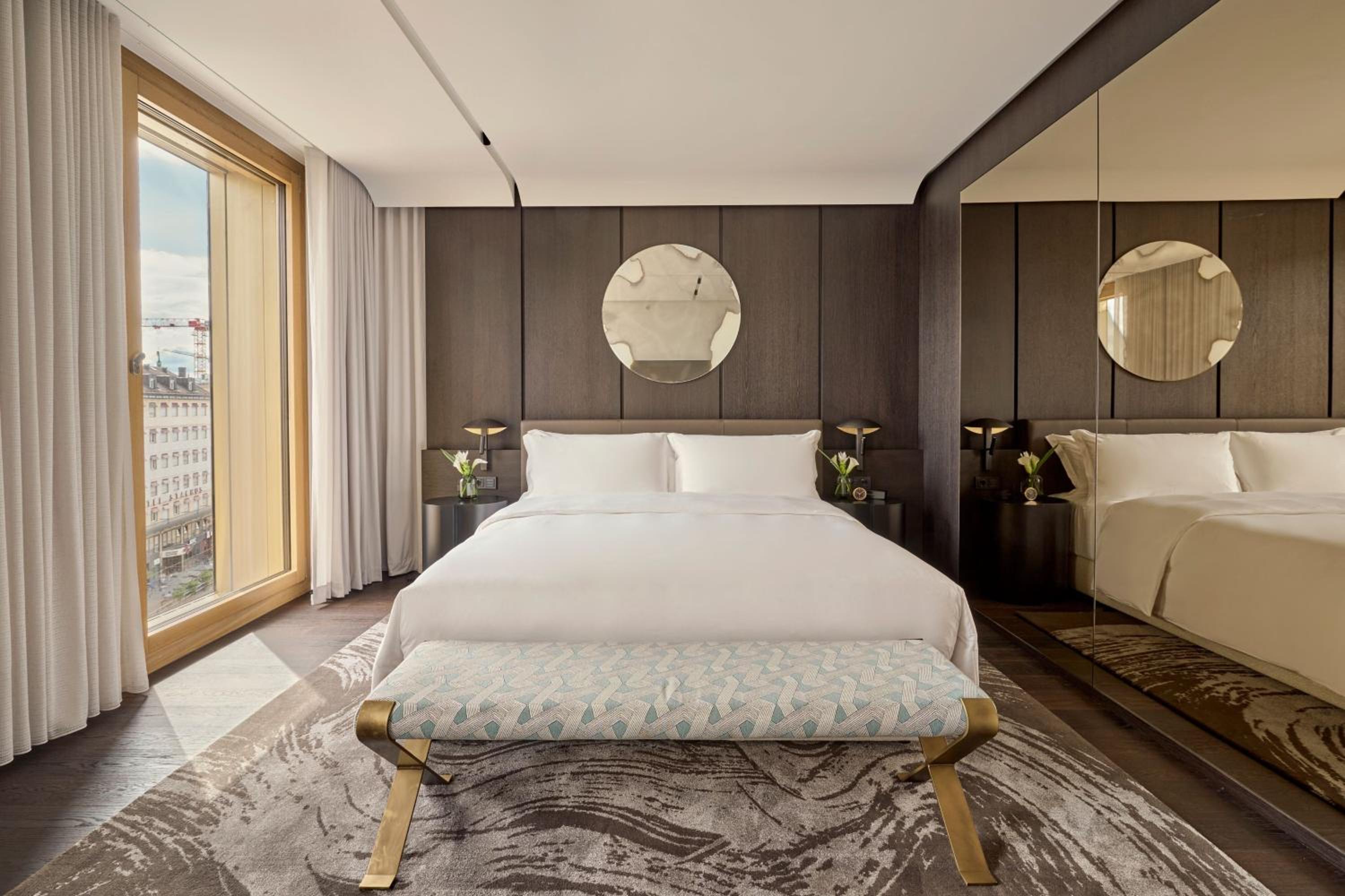 Deluxe King Room - Photo 2