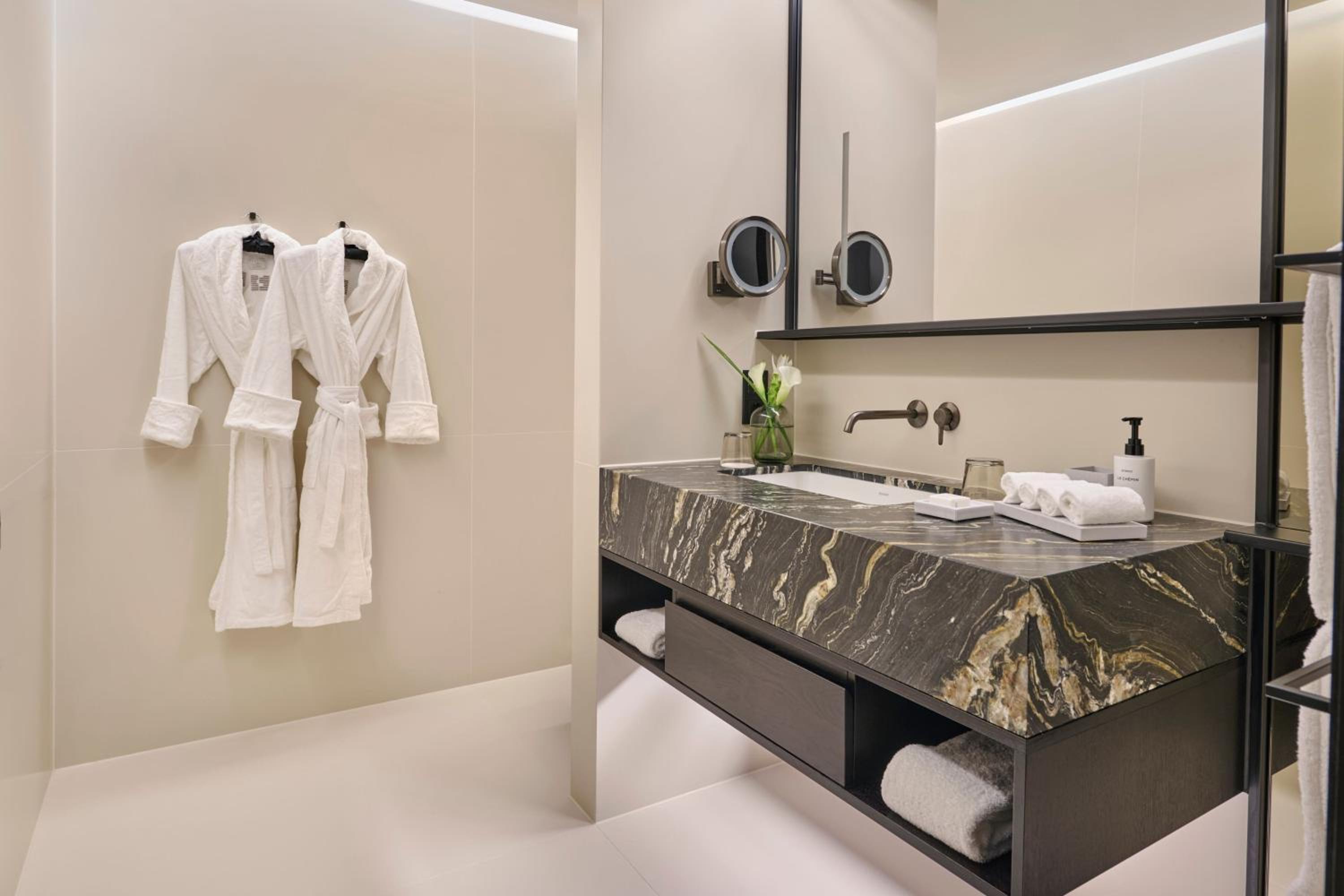 Deluxe King Room - Photo 4