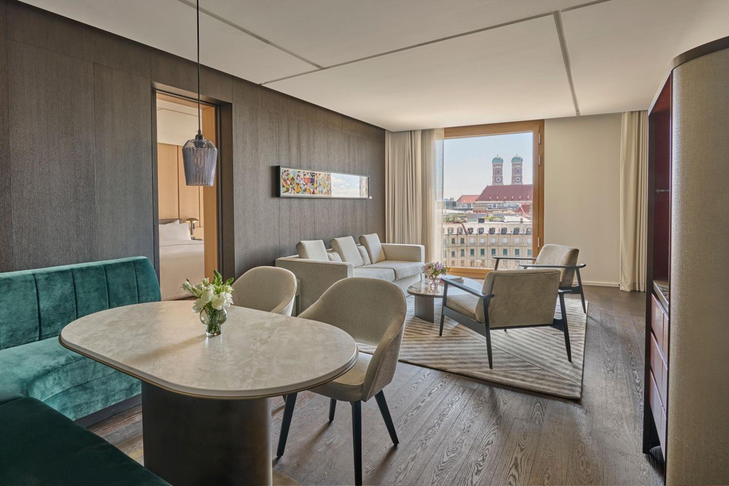 One-Bedroom Panorama King Suite with City View - Photo 10