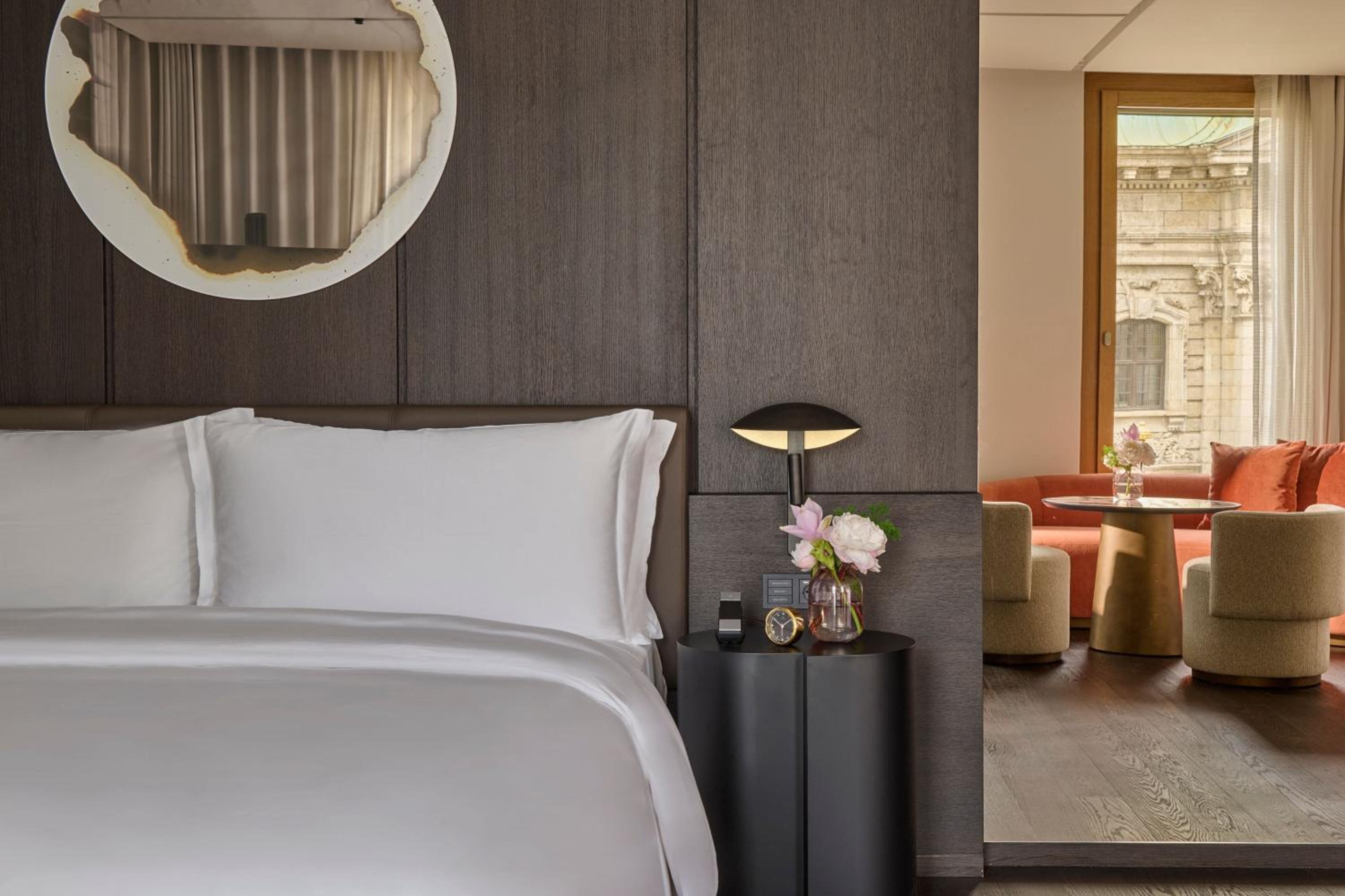 Grand Junior King Suite - Photo 1