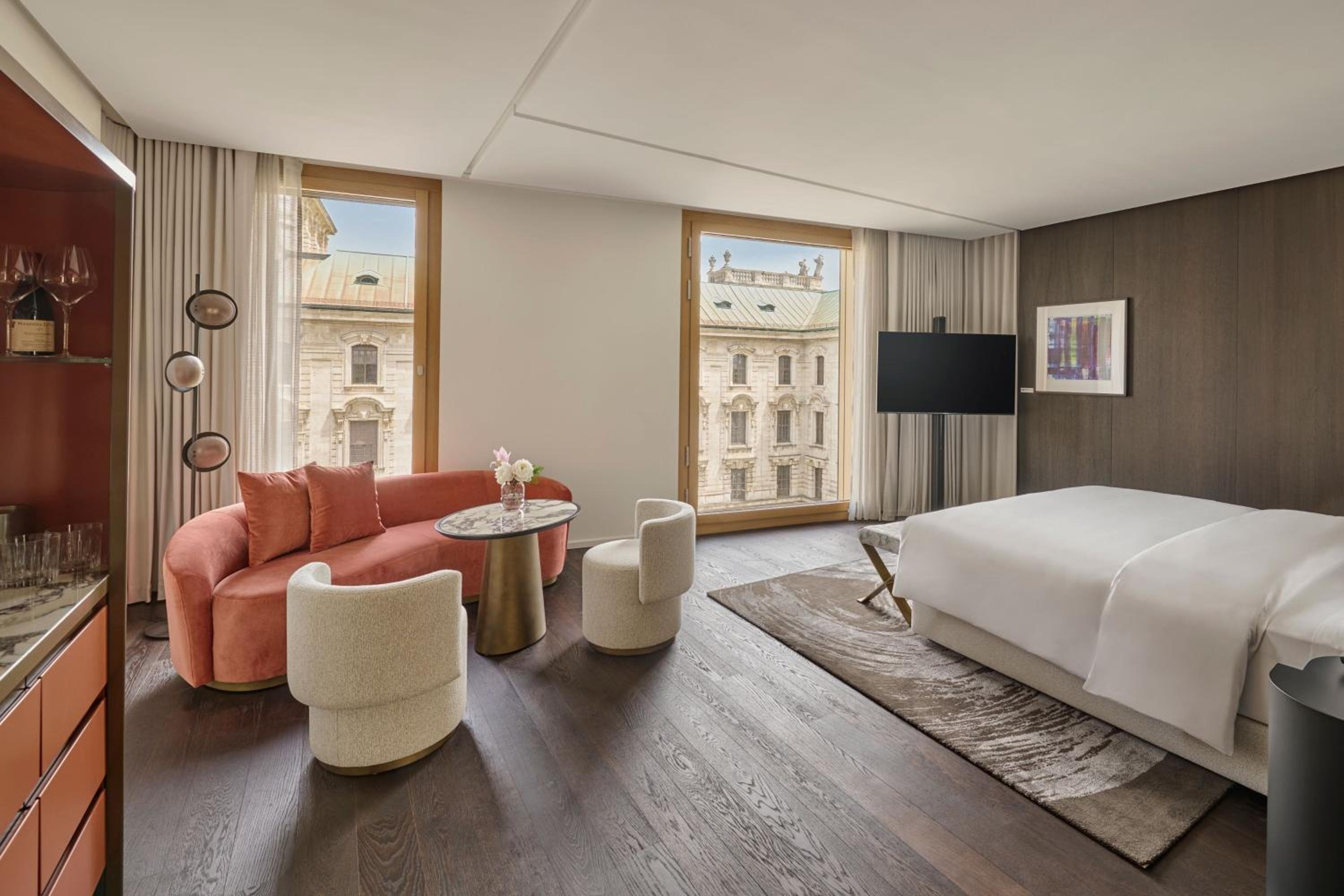 Grand Junior King Suite - Photo 3