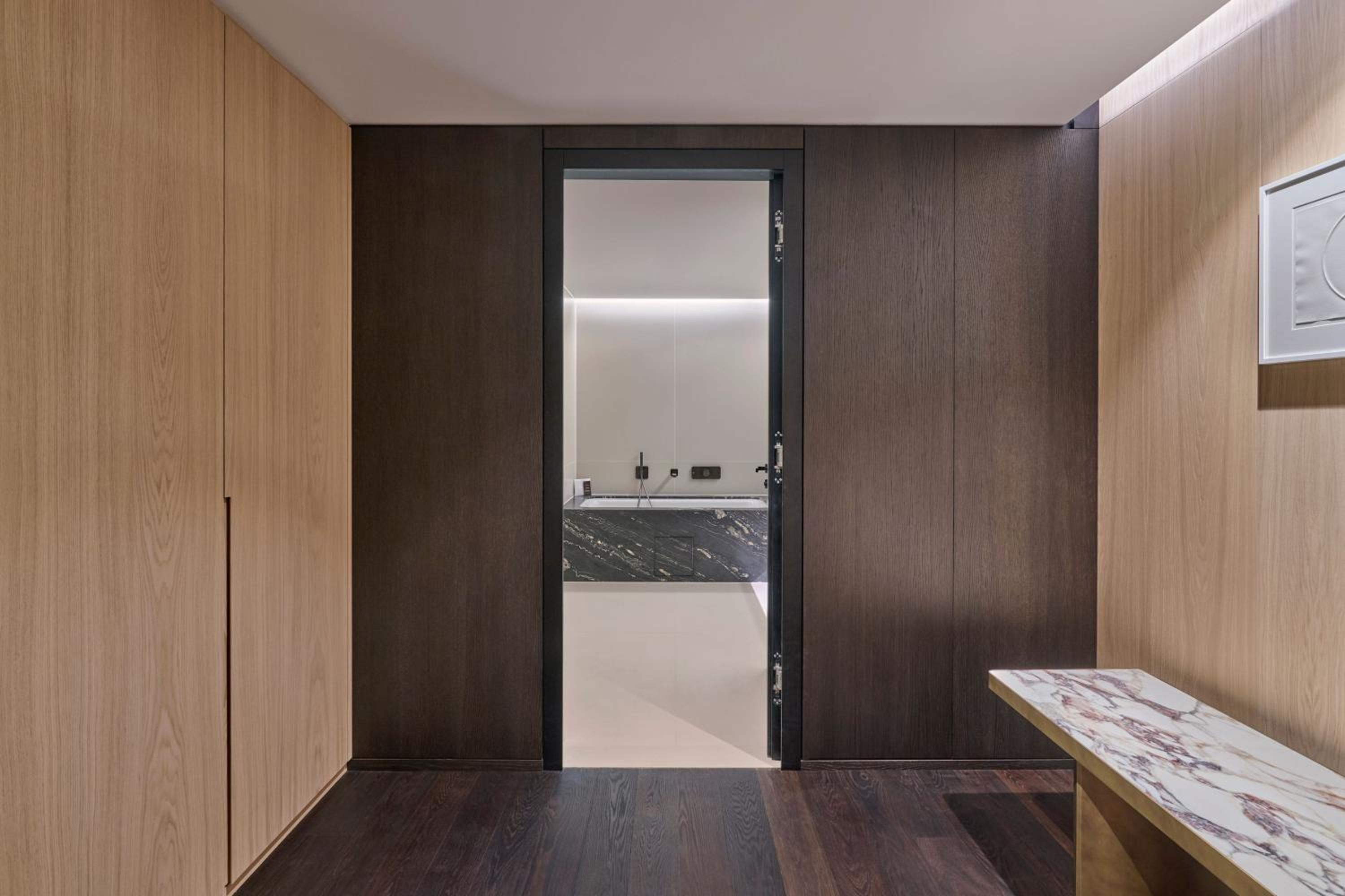 One-Bedroom Panorama King Suite with City View - Photo 2