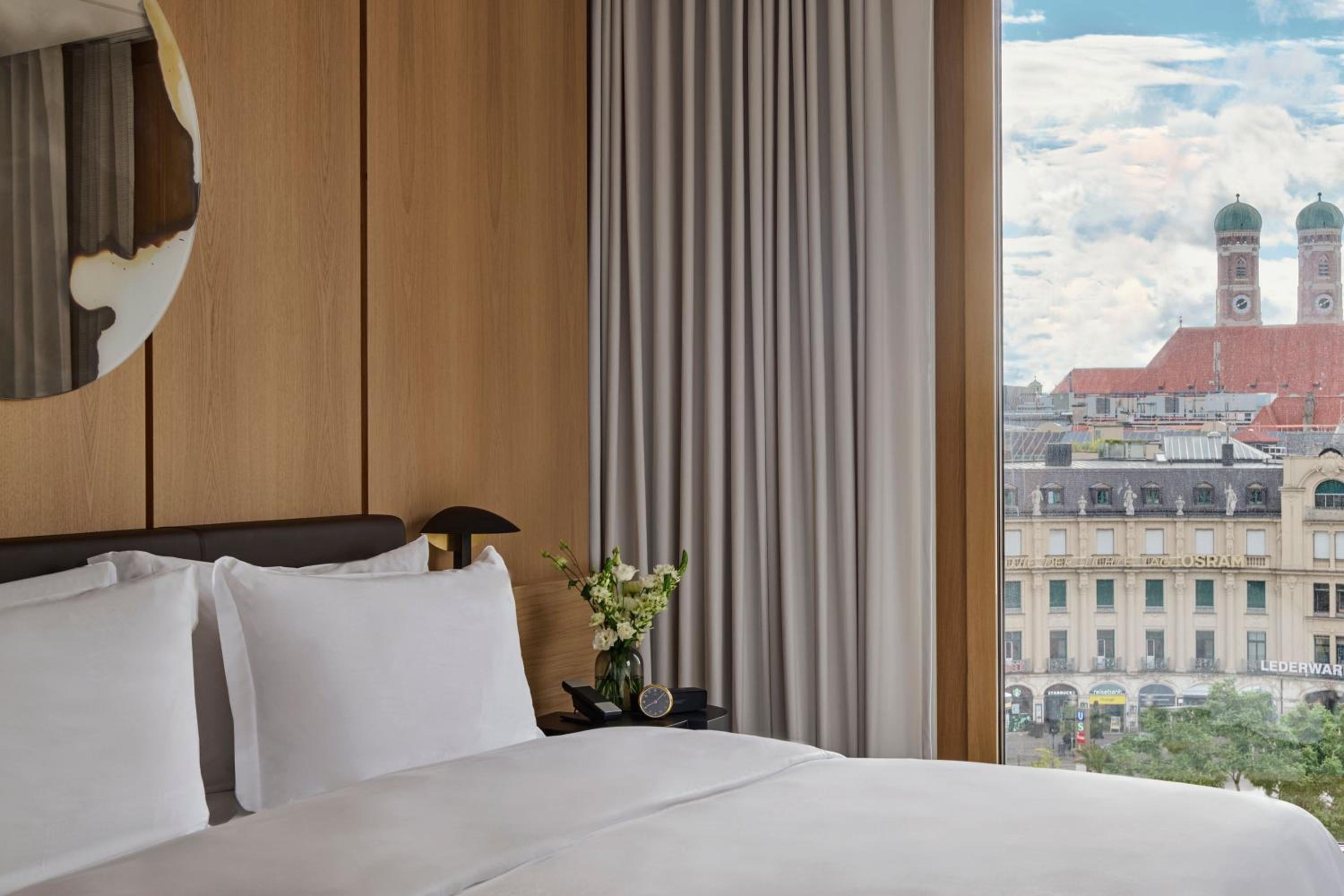 One-Bedroom Panorama King Suite with City View - Photo 3
