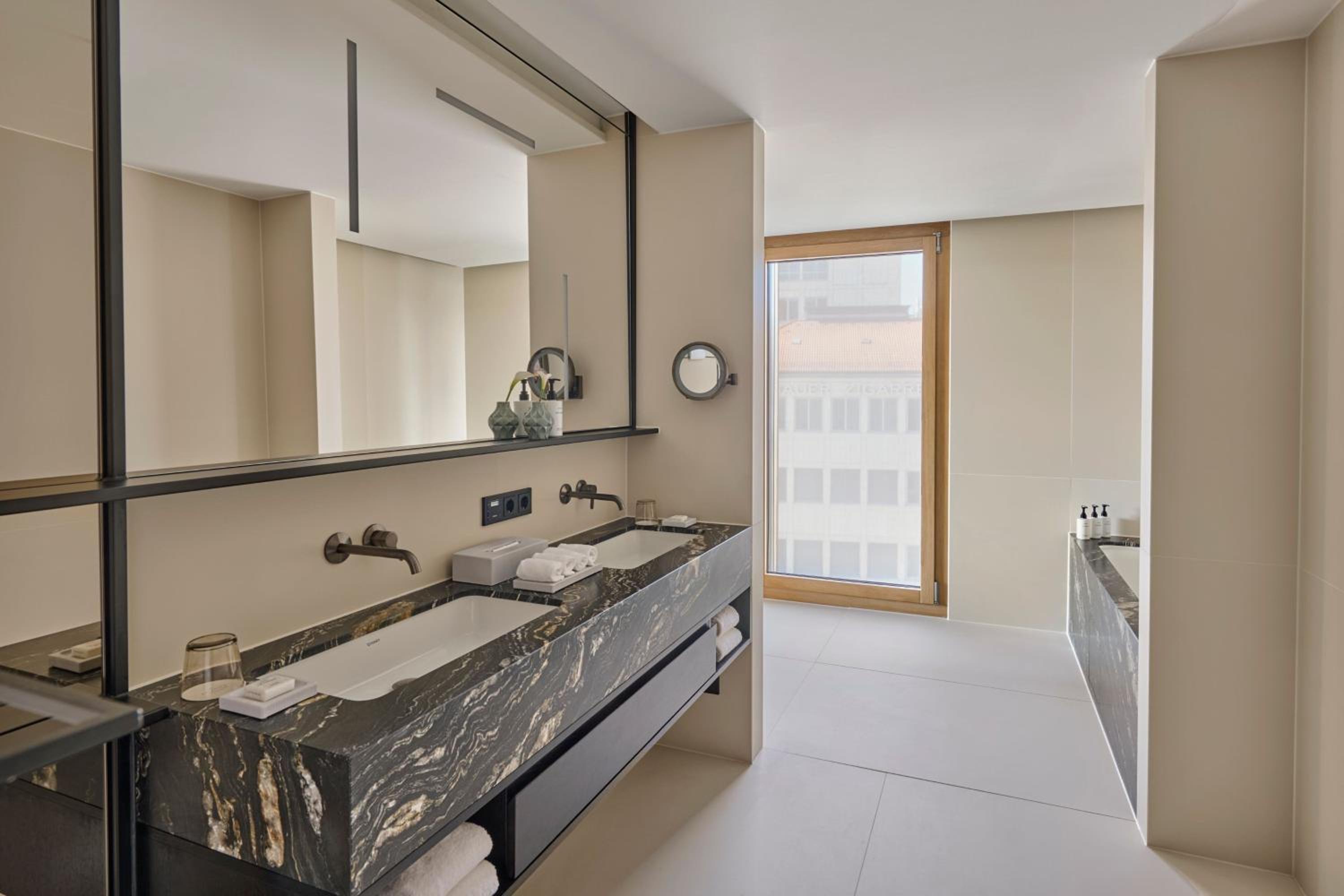 One-Bedroom Panorama King Suite with City View - Photo 5