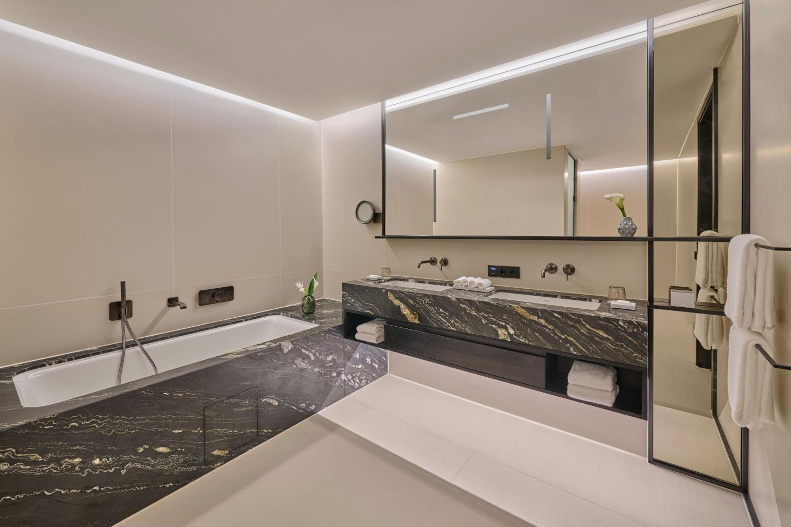 One-Bedroom Panorama King Suite with City View - Photo 11