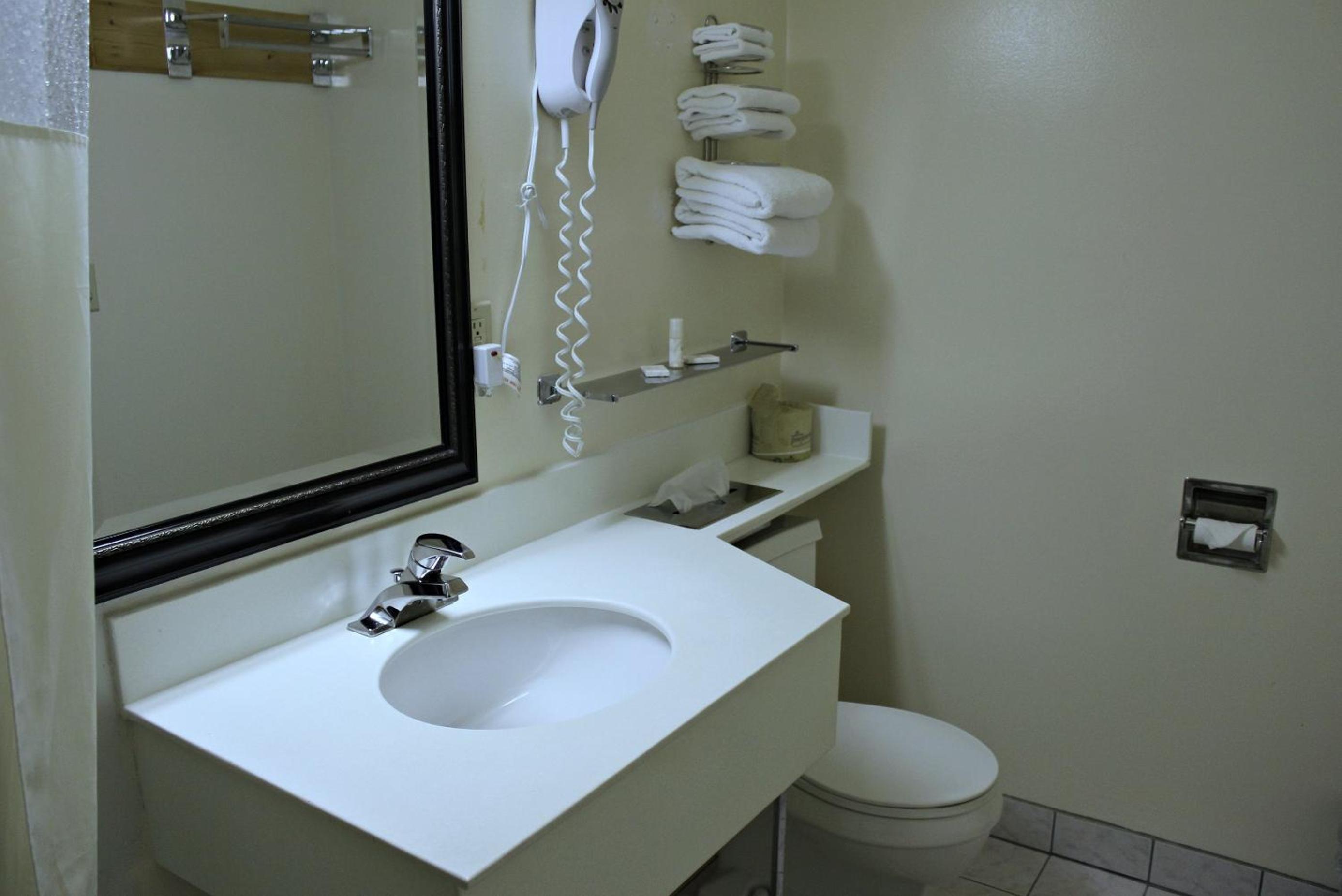 Queen Room with Two Queen Beds - Non-Smoking (4 Adults) - Photo 6