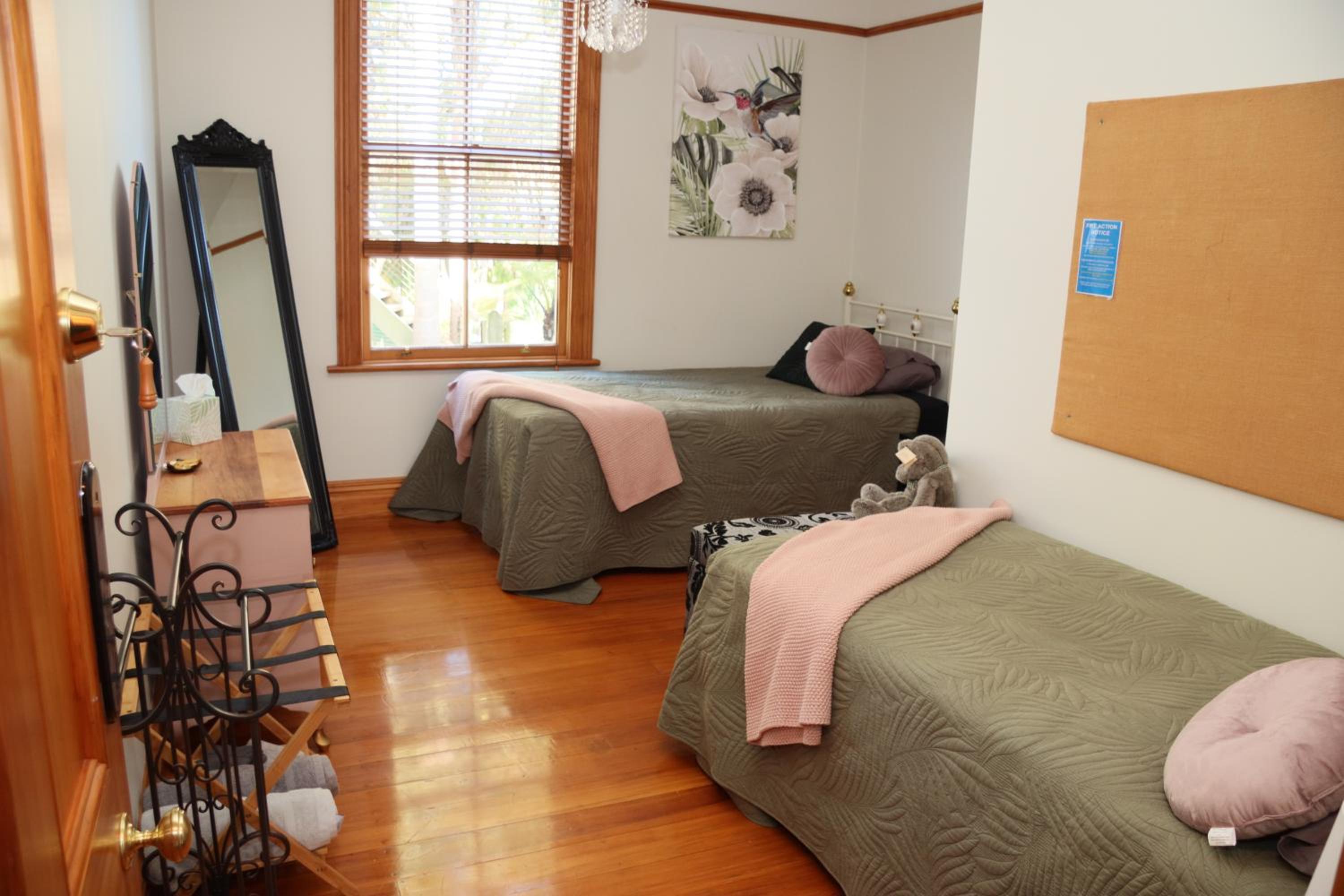 Standard Twin Room - Photo 1