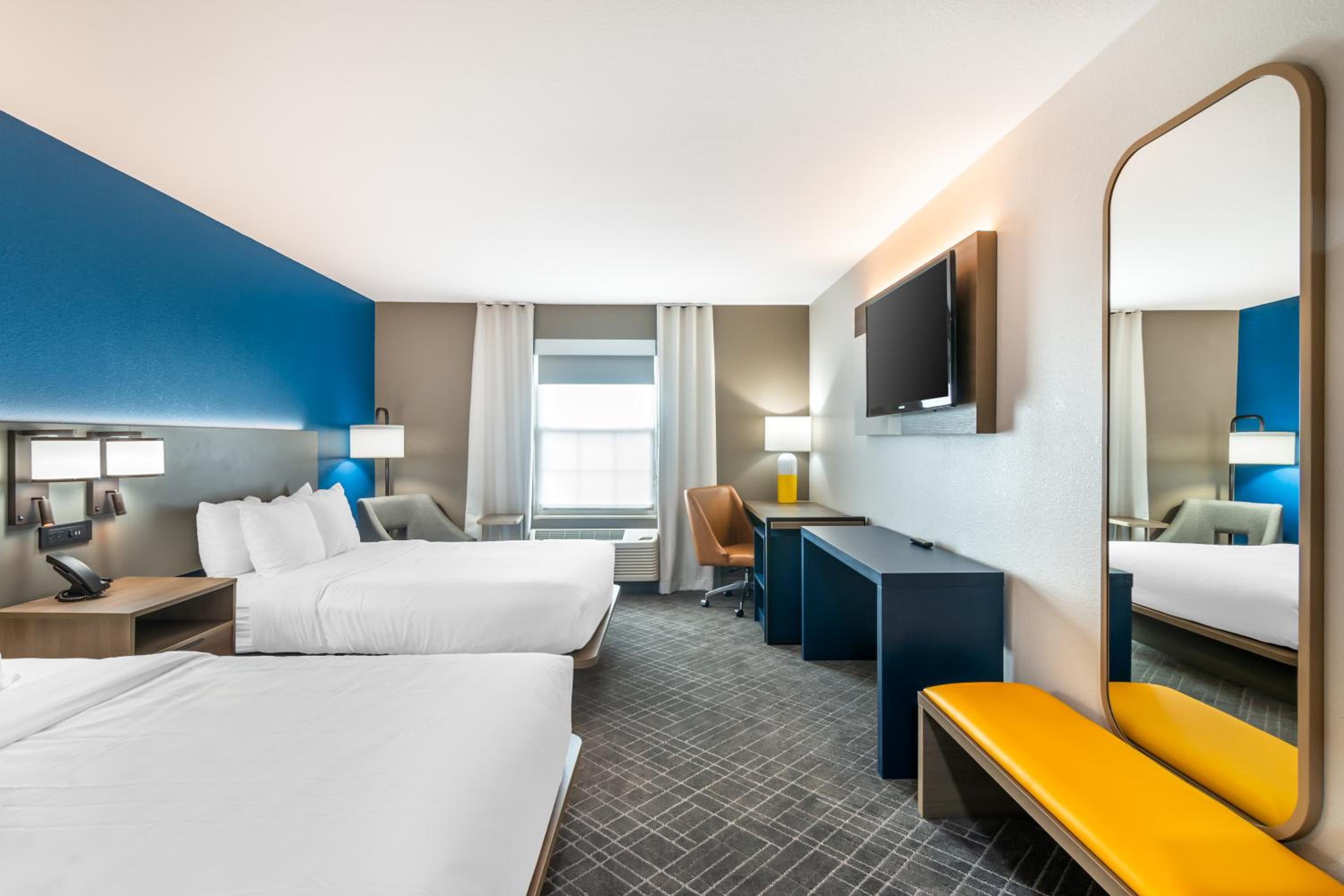 Queen Room with Two Queen Beds - Non-Smoking - Photo 6
