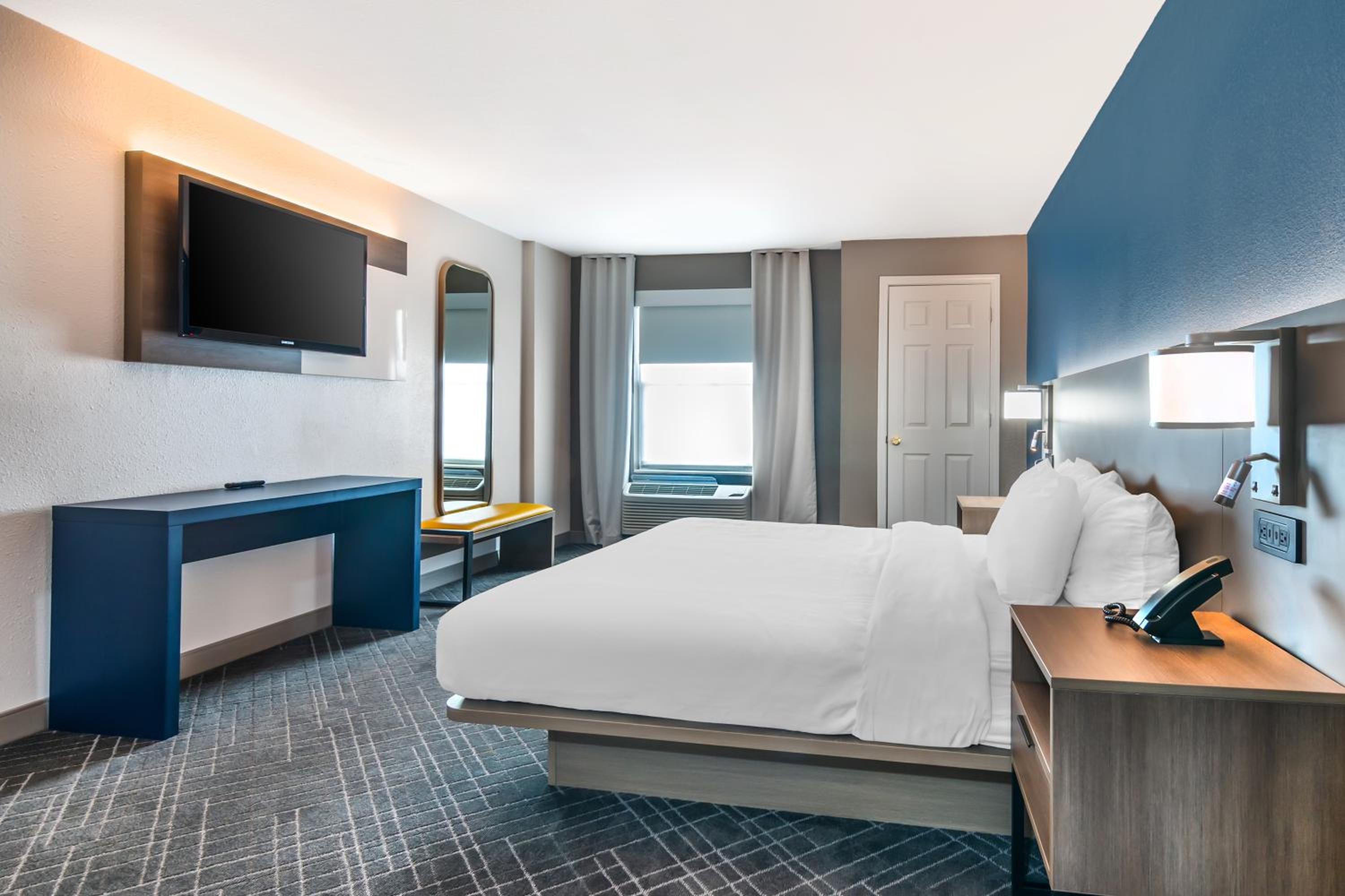 King Suite with Spa Bath - Photo 3