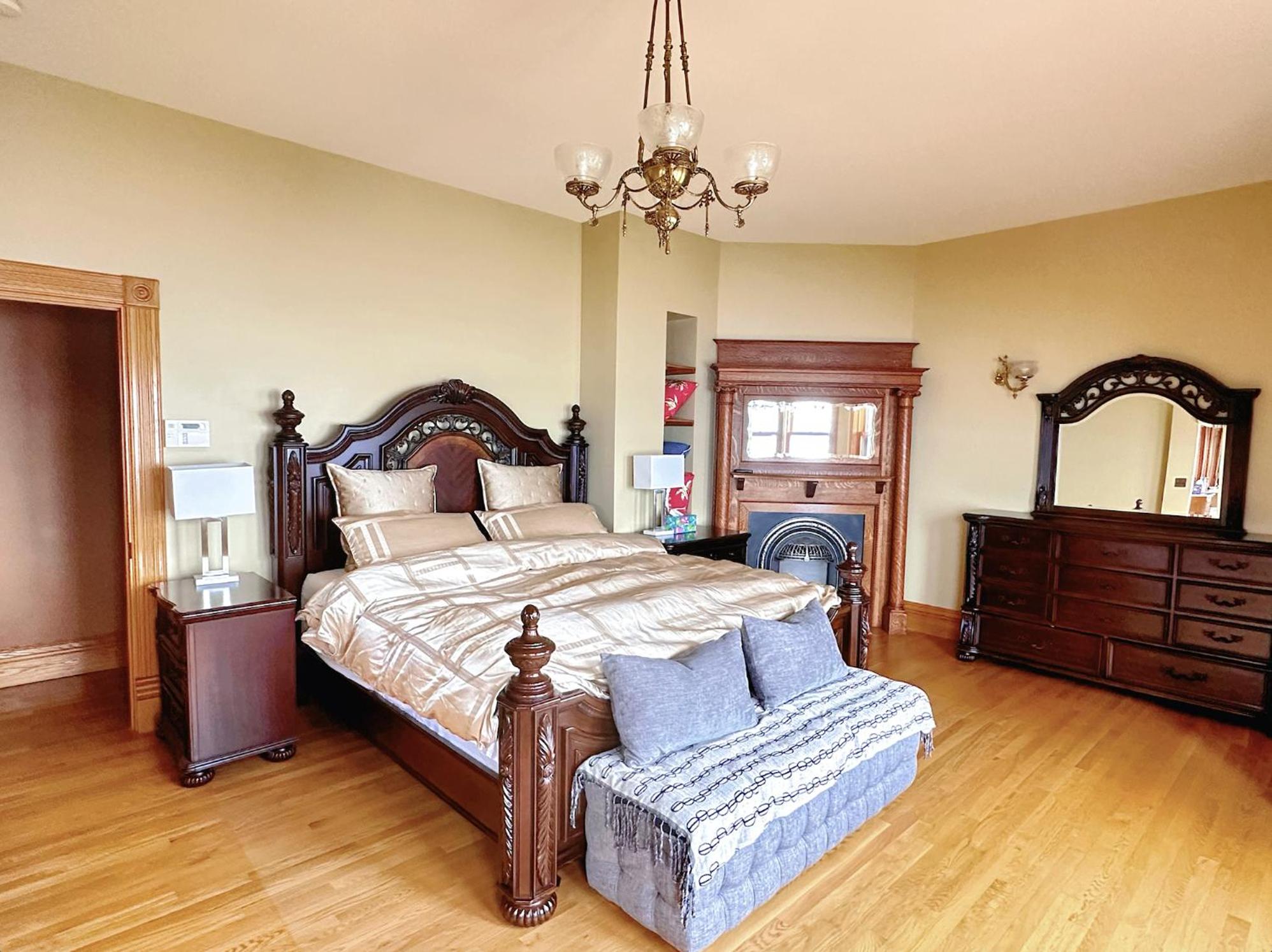 Six-Bedroom House photo 2