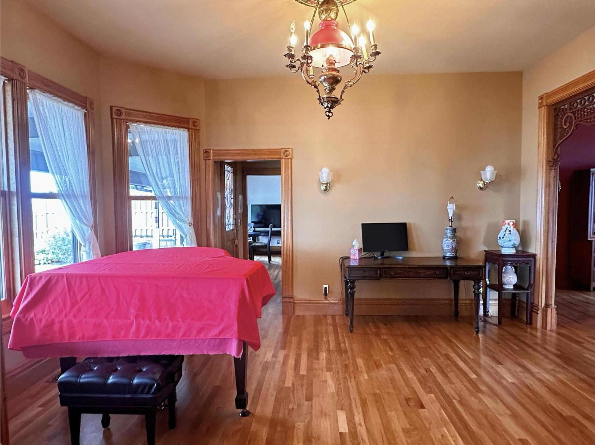 Six-Bedroom House photo 3